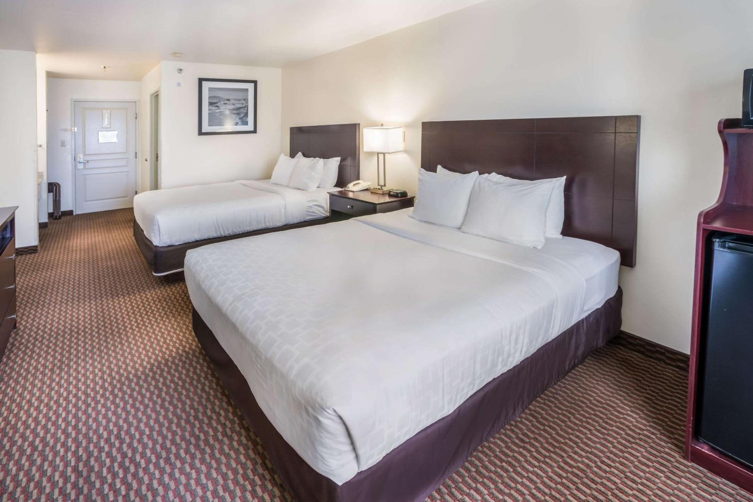 Queen Room with Two Queen Beds - Non-Smoking - Photo 3