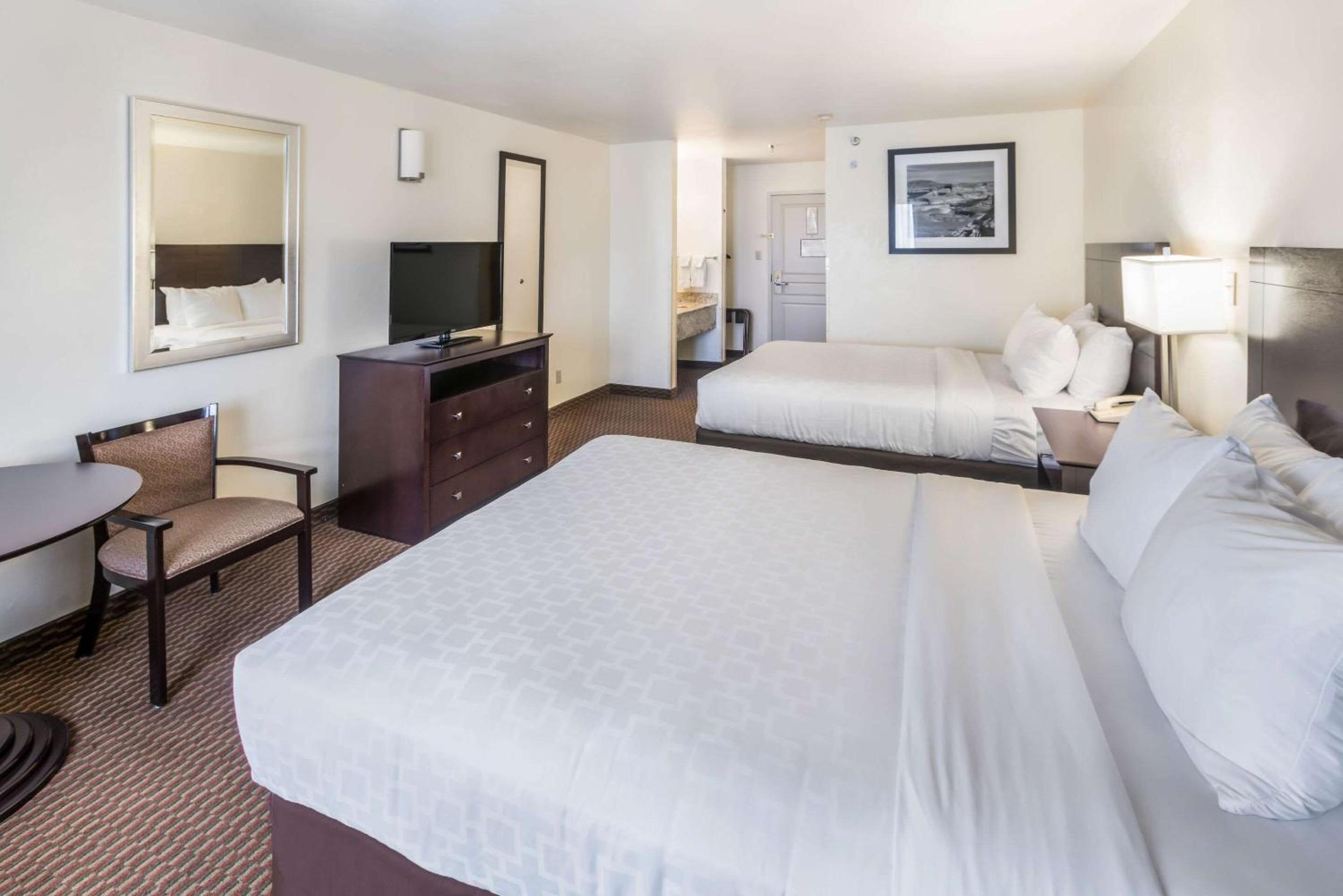 Queen Room with Two Queen Beds - Non-Smoking - Photo 4