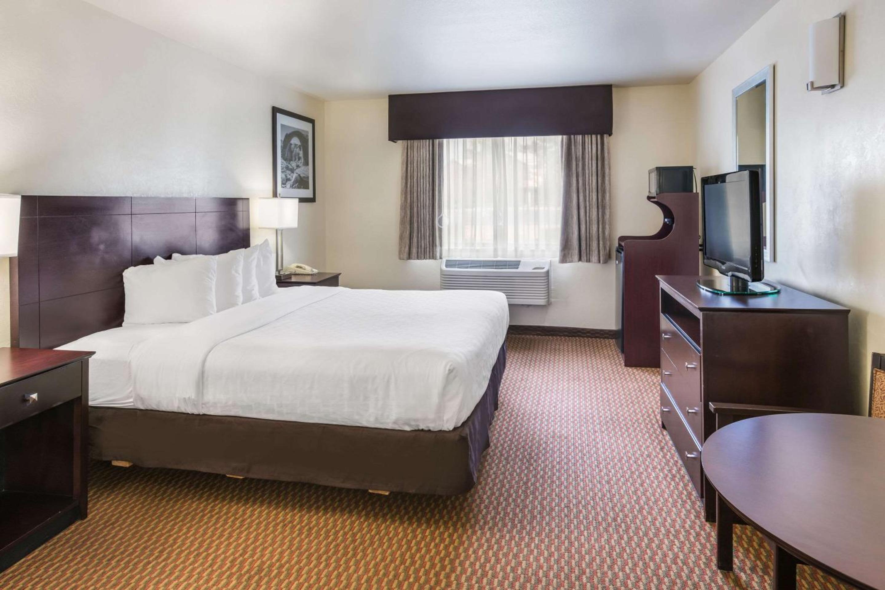 King Room - Disability Access/Non-Smoking - Photo 4