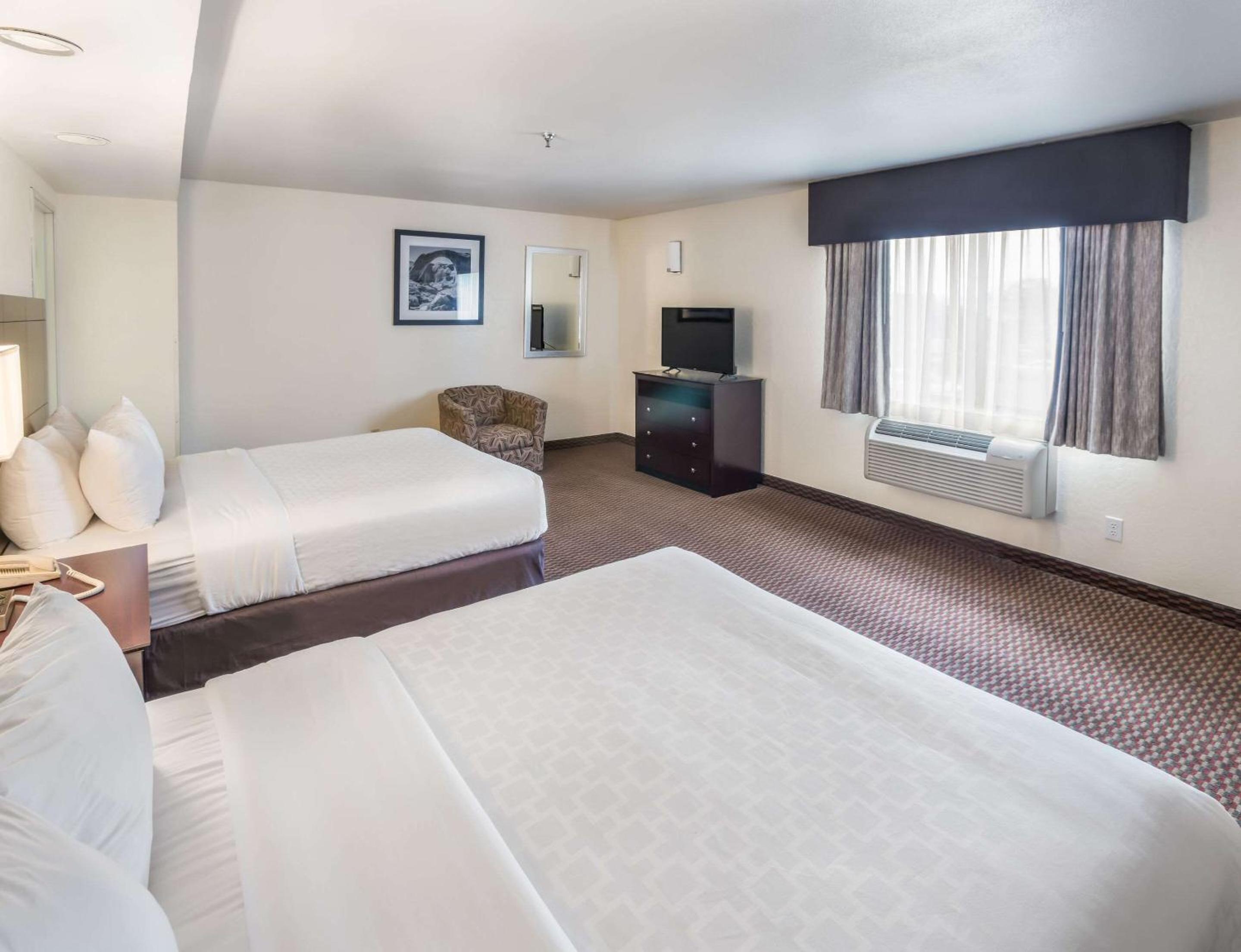 Efficiency One Room Suite with Two Queen Beds and Sofa bed - Non Smoking - Photo 2