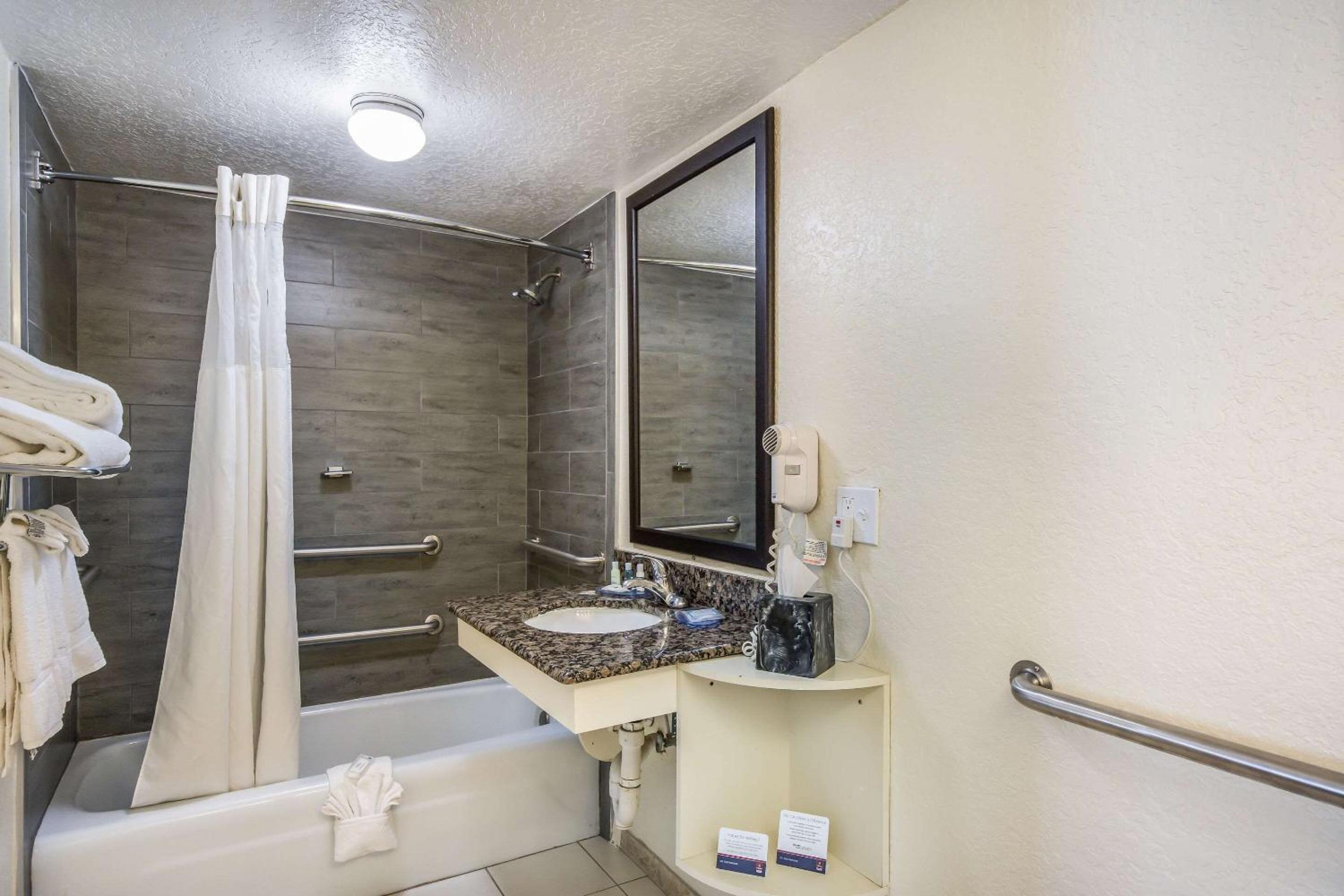 King Room - Non-Smoking - Photo 10