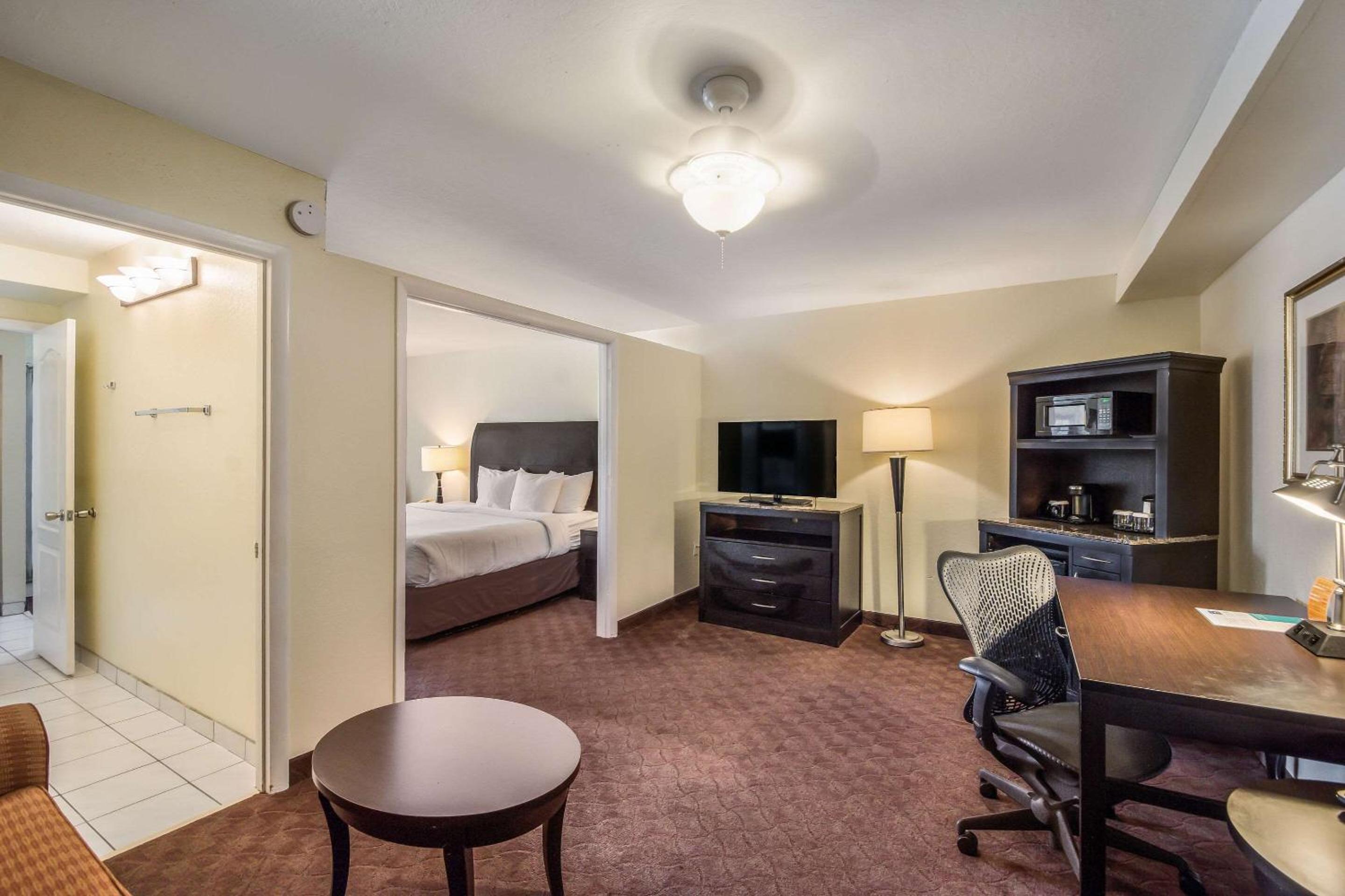 King Suite - Non-Smoking - Photo 6
