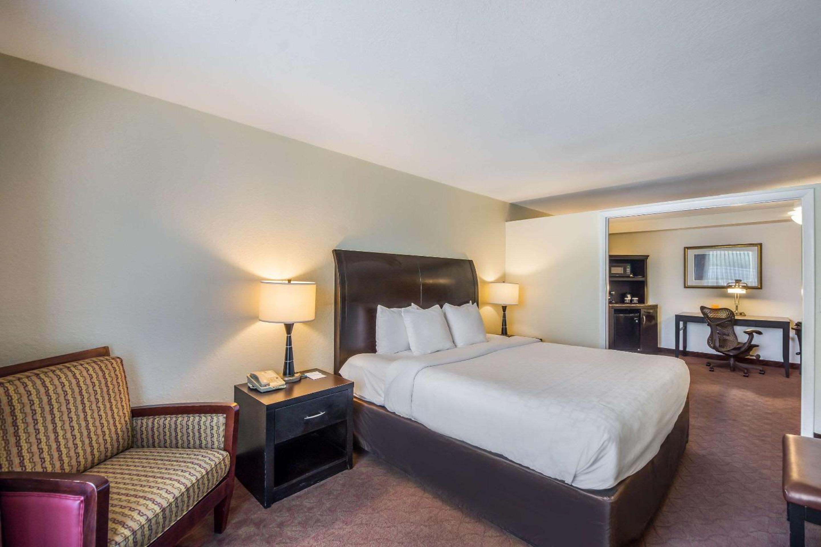 King Suite - Non-Smoking - Photo 3