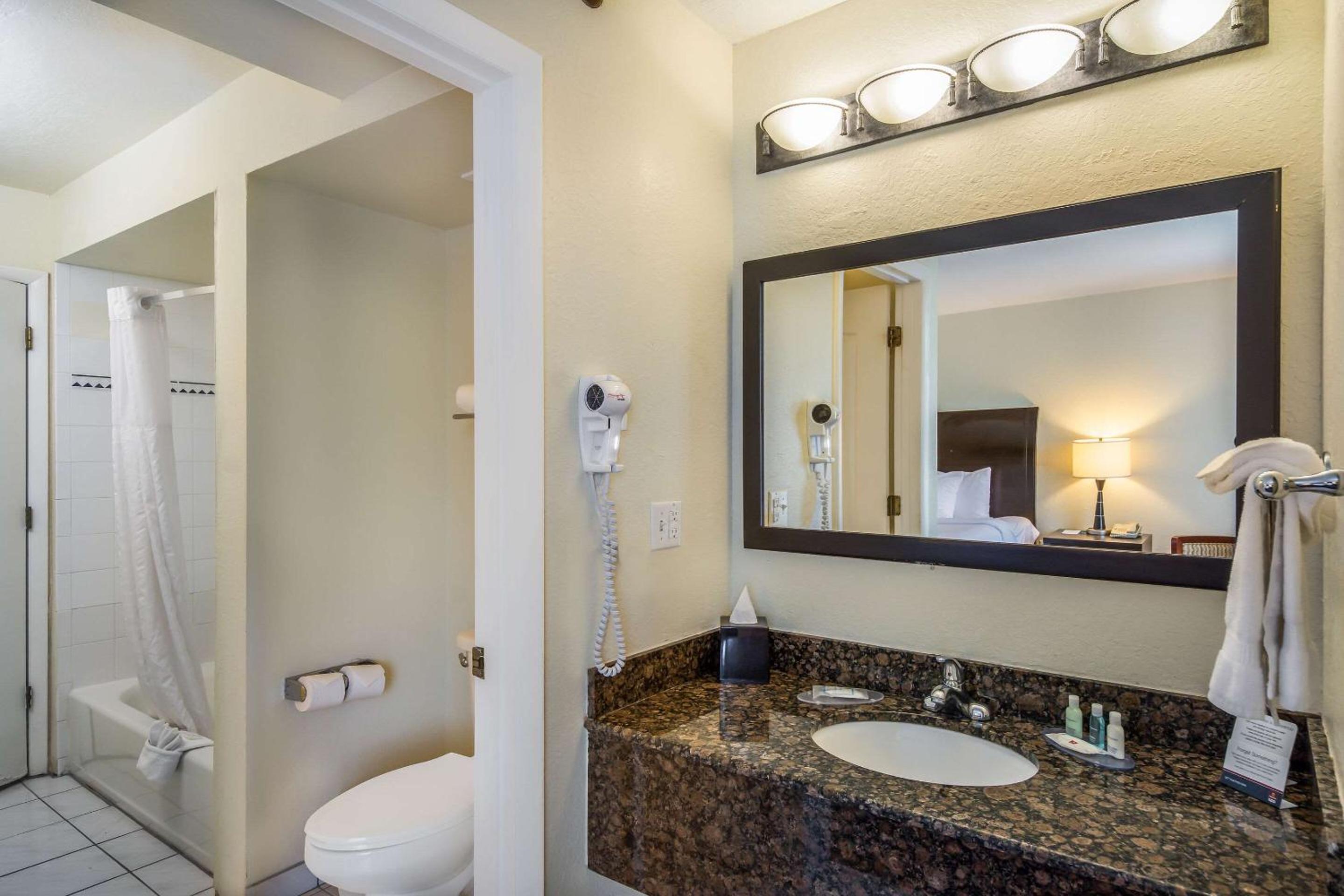 King Suite - Non-Smoking - Photo 2