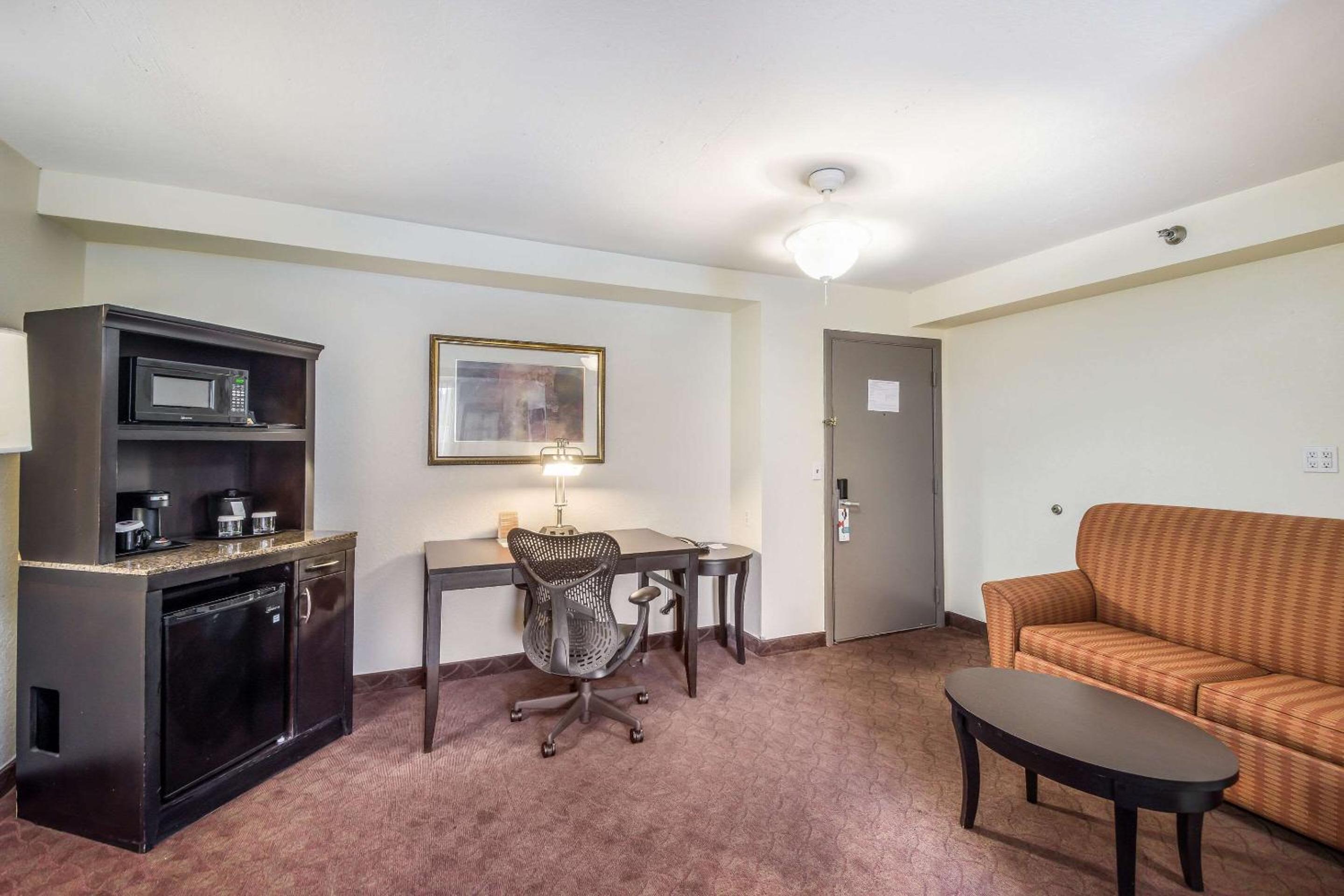 King Suite - Non-Smoking - Photo 5