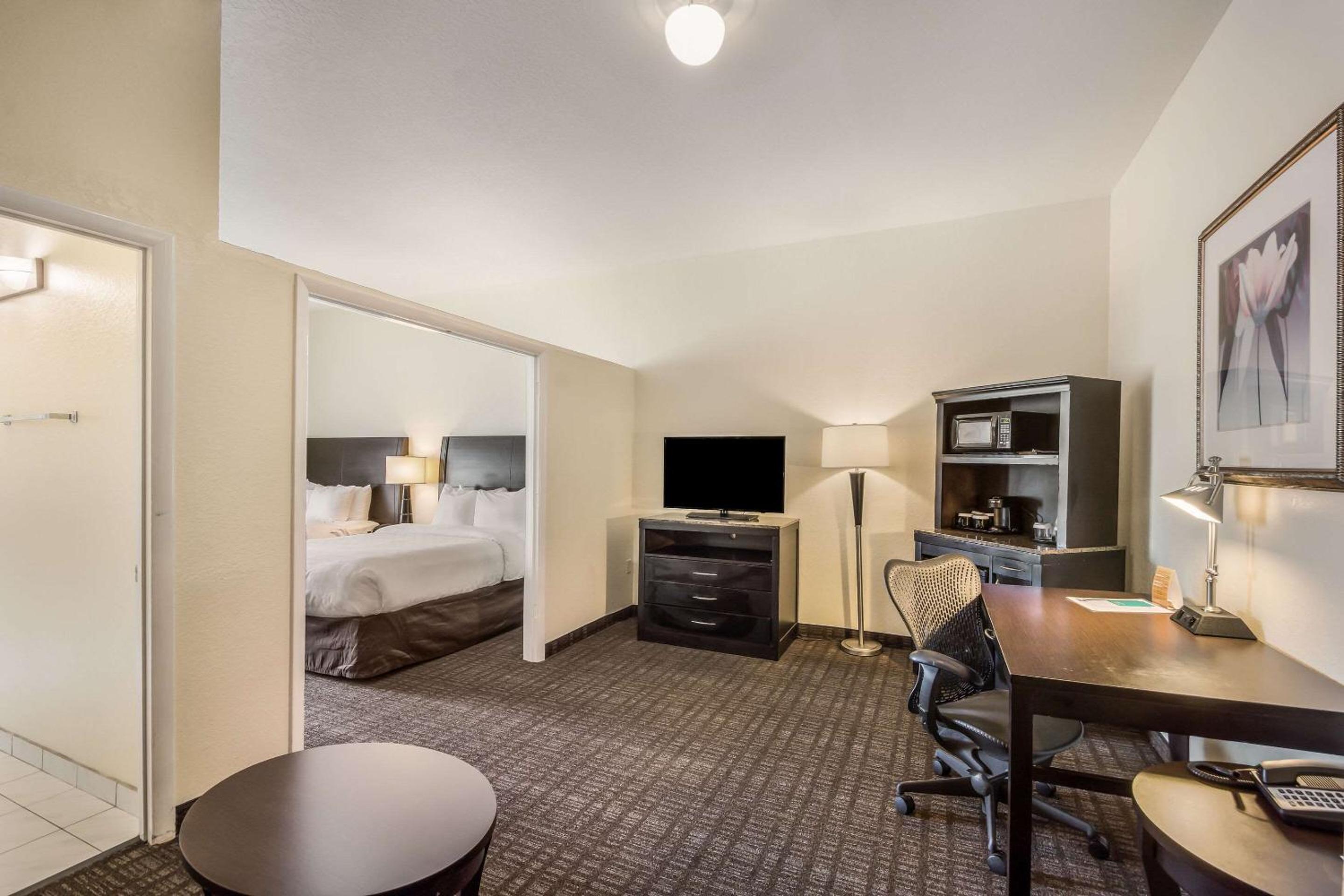 Suite with Two Double Beds - Non-Smoking/Interior Hall  - Photo 1