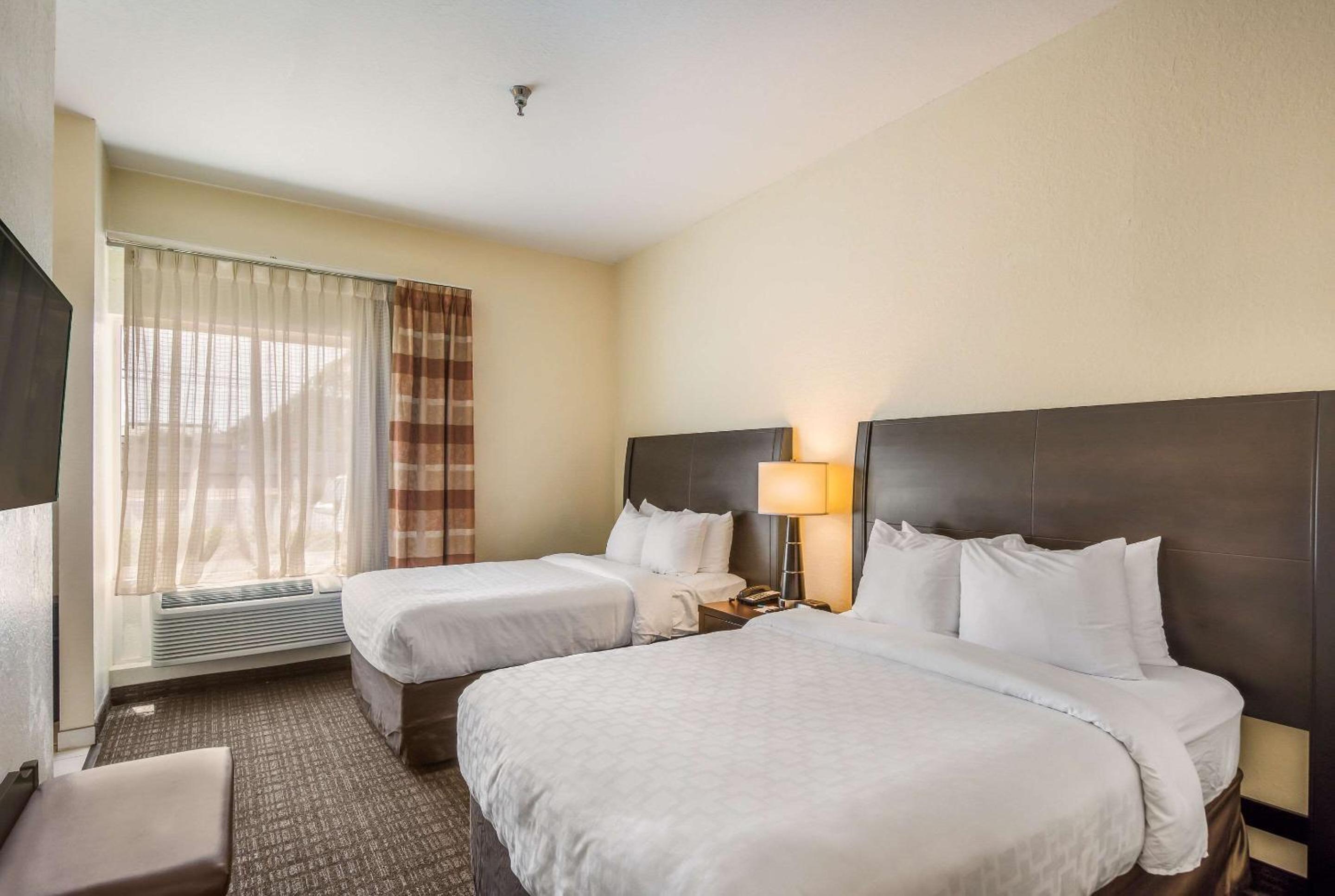 Suite with Two Double Beds - Non-Smoking/Interior Hall  - Photo 2
