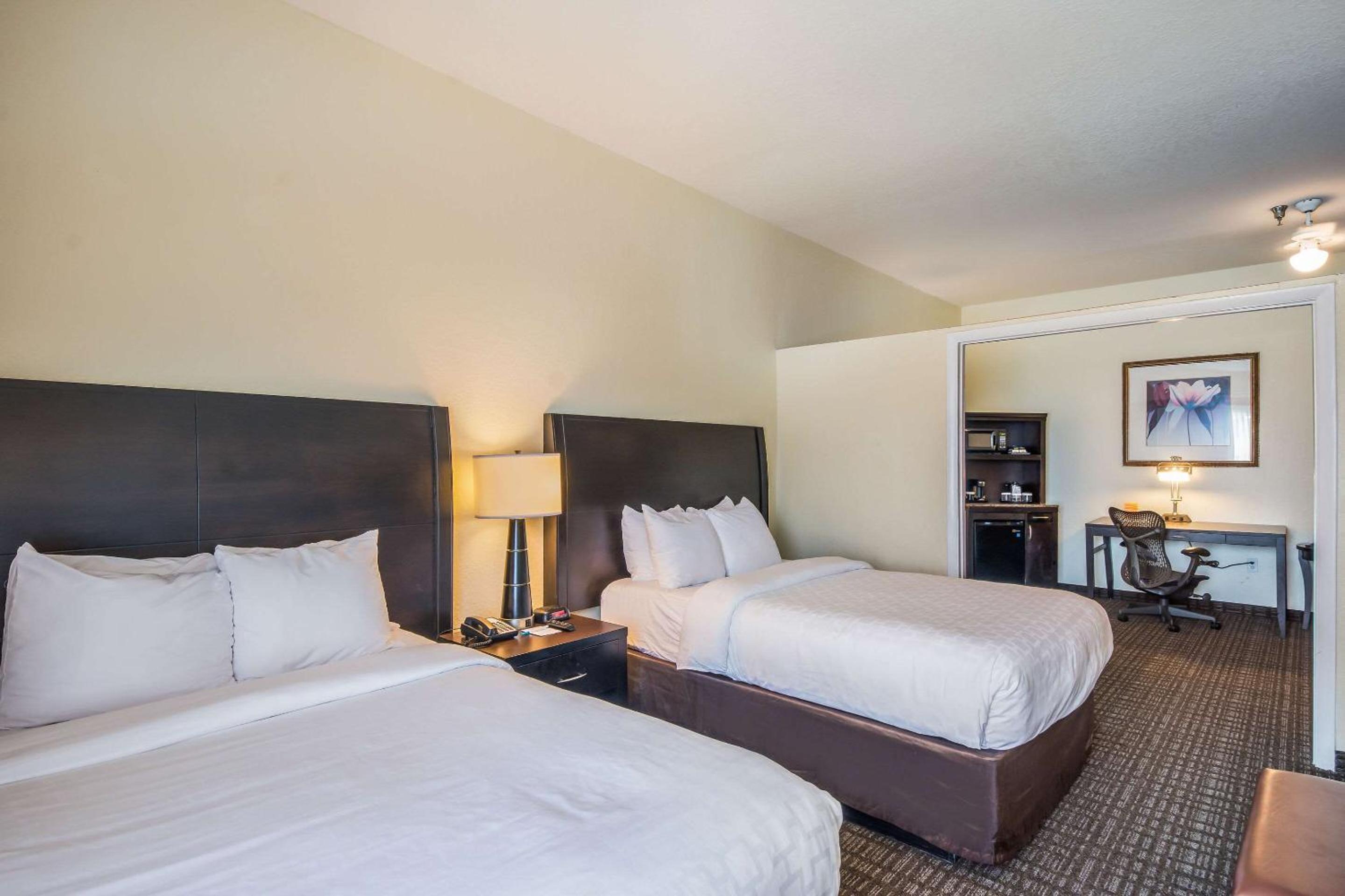 Suite with Two Double Beds - Non-Smoking/Interior Hall  - Photo 3