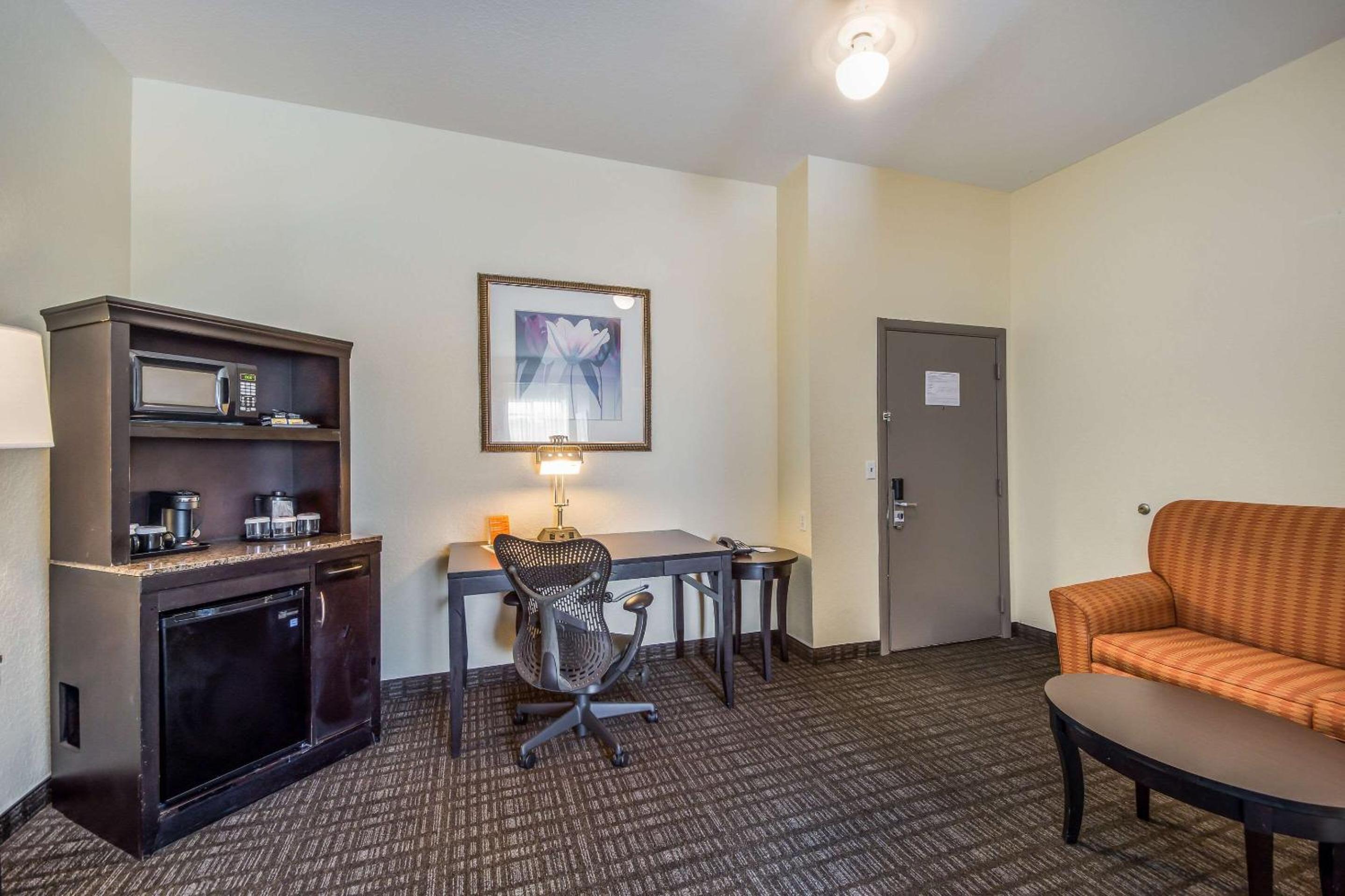 Suite with Two Double Beds - Non-Smoking/Interior Hall  - Photo 4