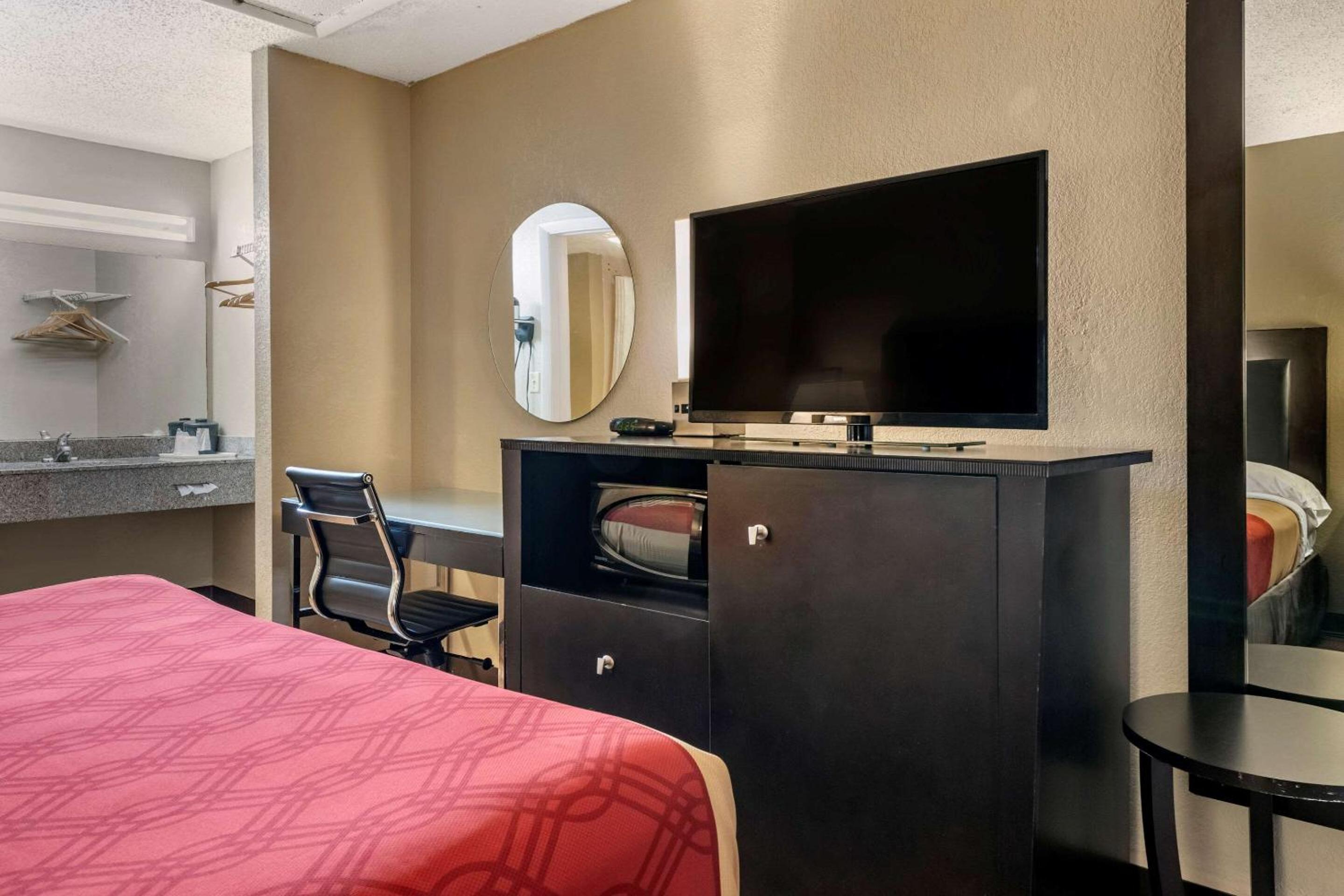 King Room - Non-Smoking - Photo 3