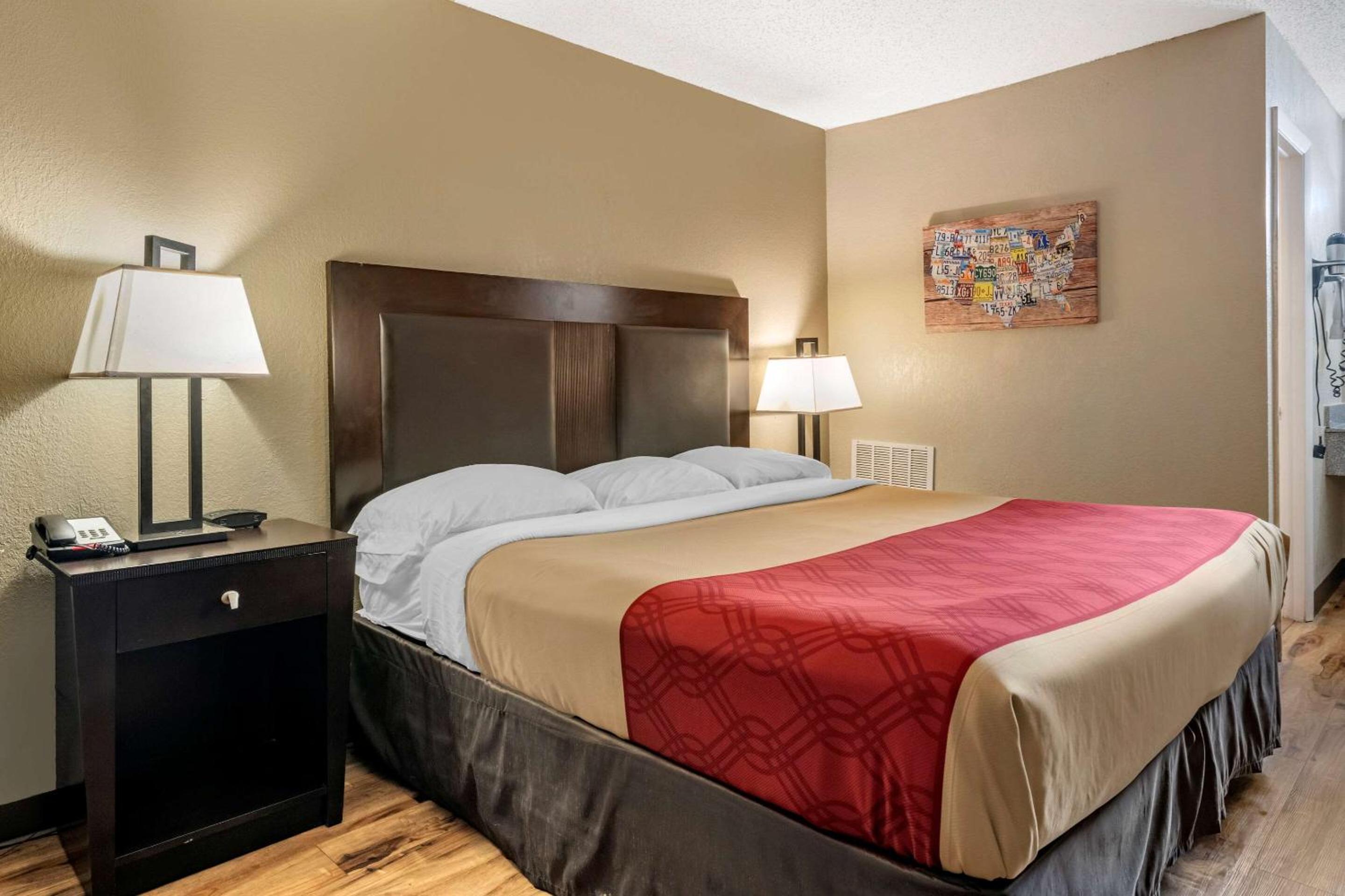 King Room - Non-Smoking - Photo 2
