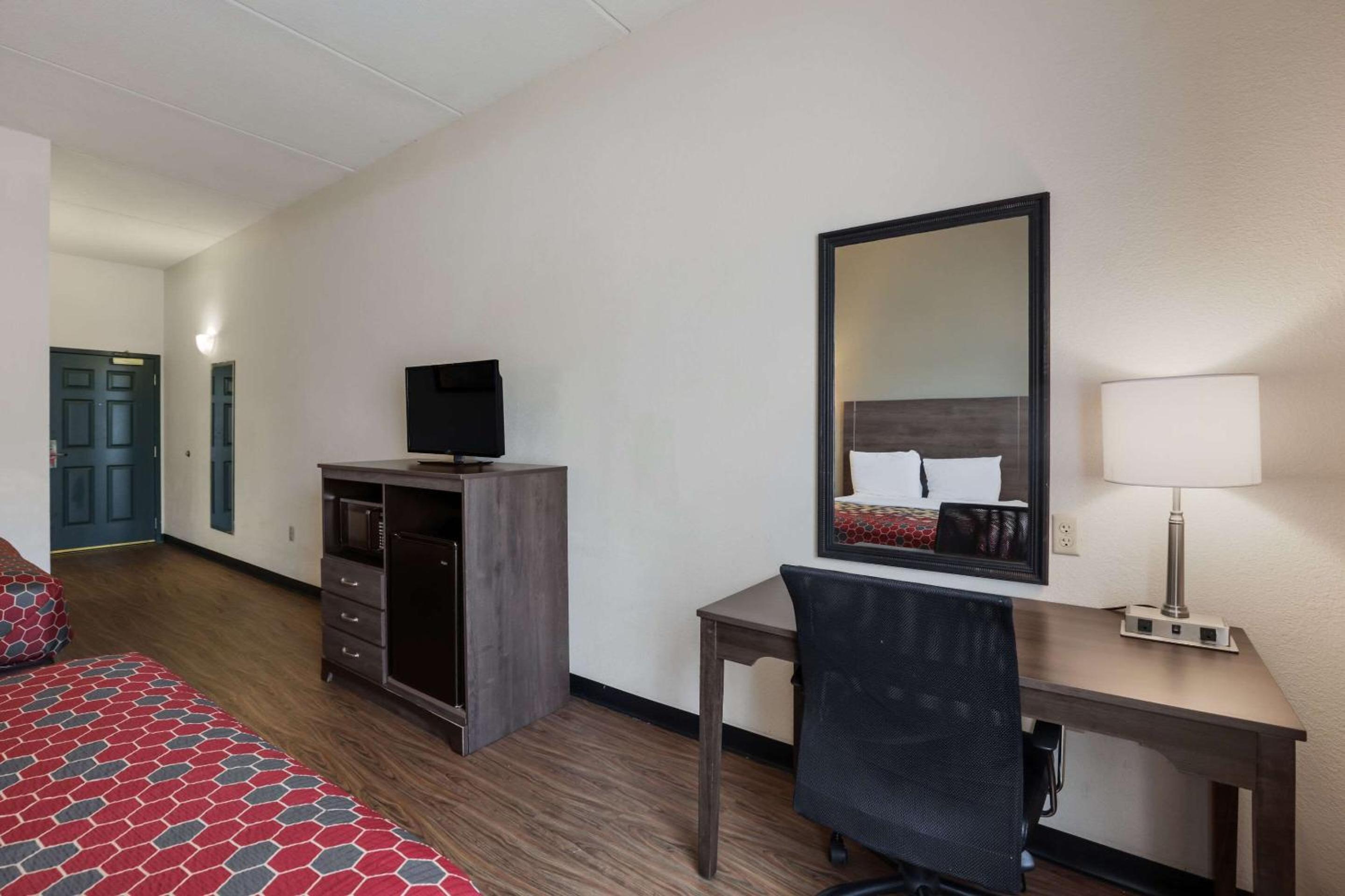Queen Room with Two Queen Beds (Accessible) photo 2