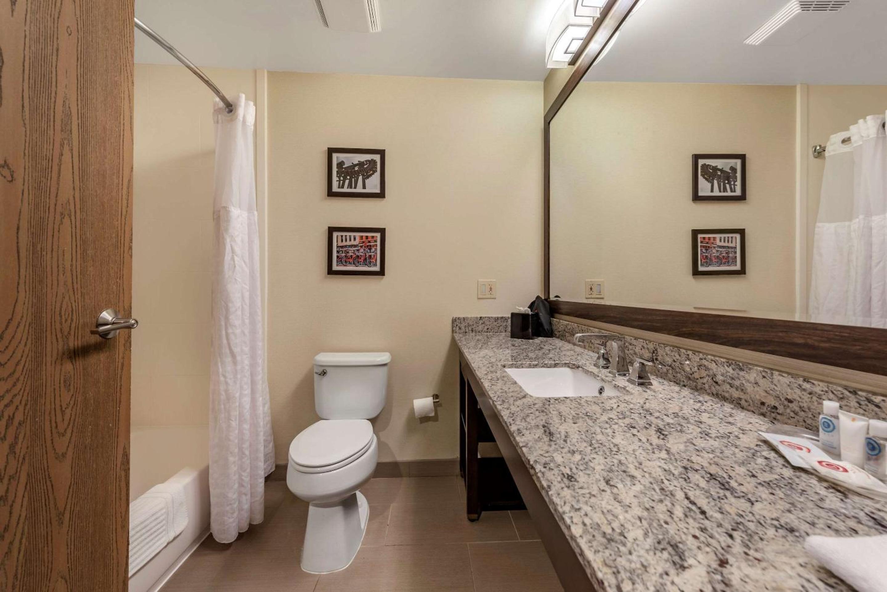 Queen Suite - Non-Smoking - Photo 2