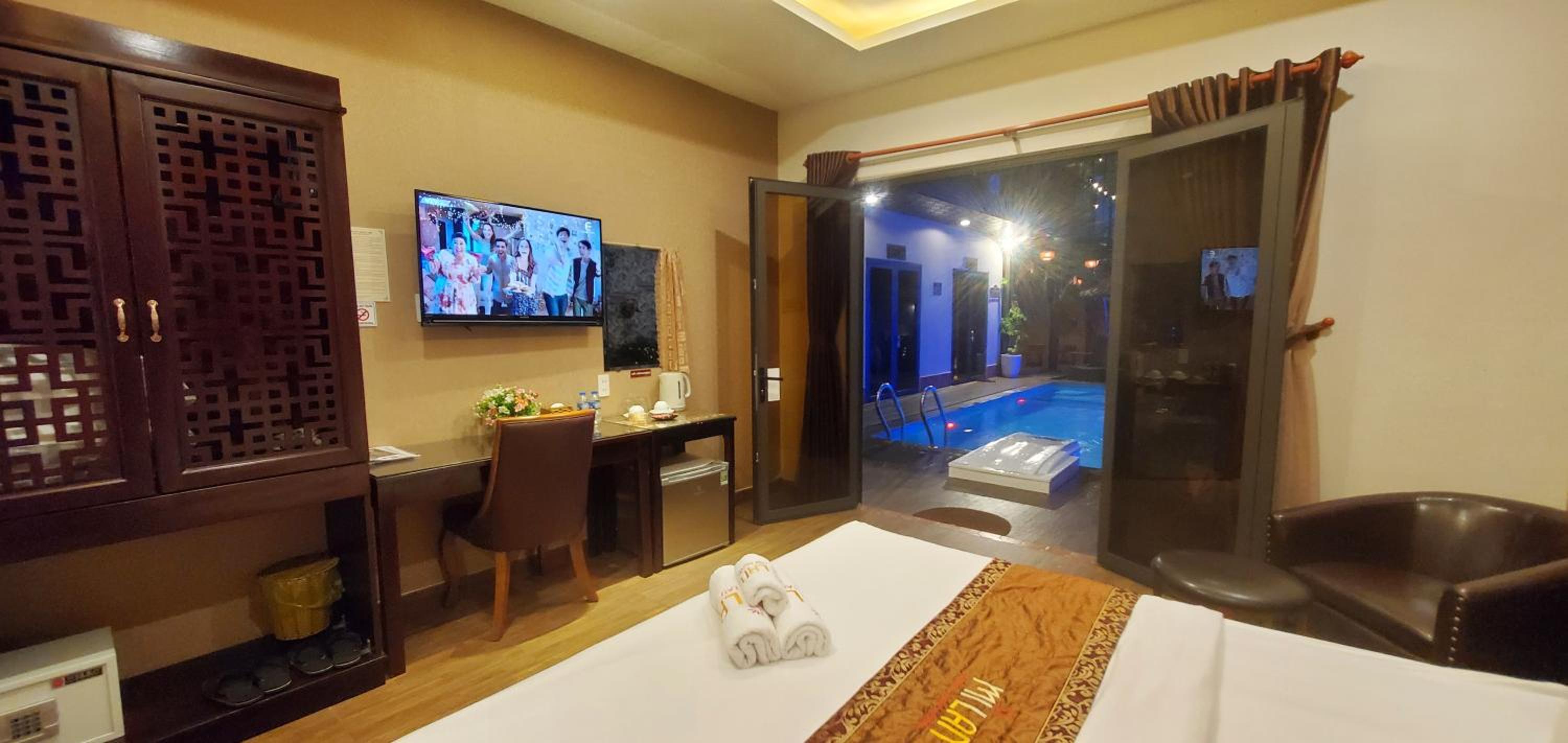 Deluxe Double Room with Bath - Photo 7