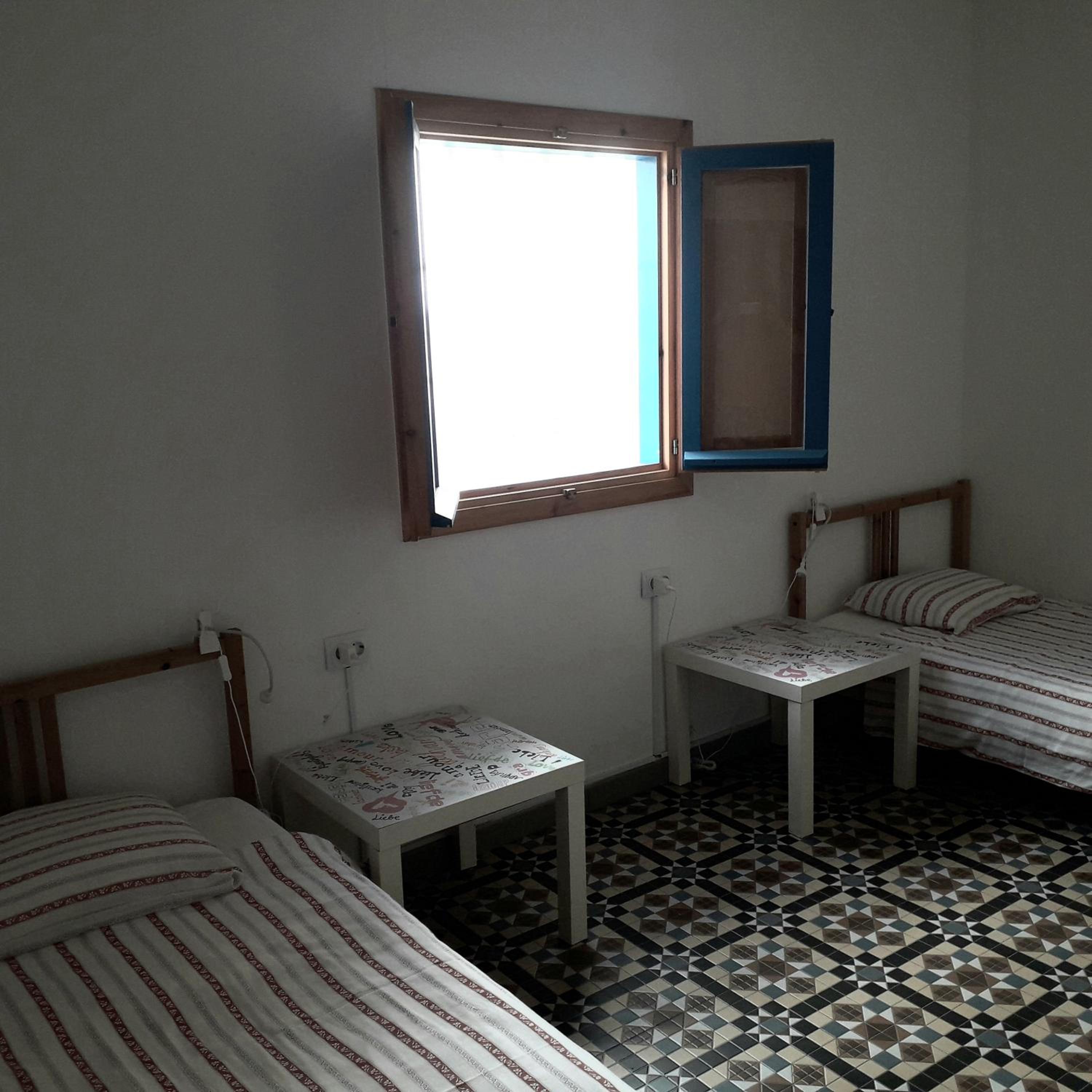 Cama en Dormitorio Mixto de 4 Camas con Baño Compartido