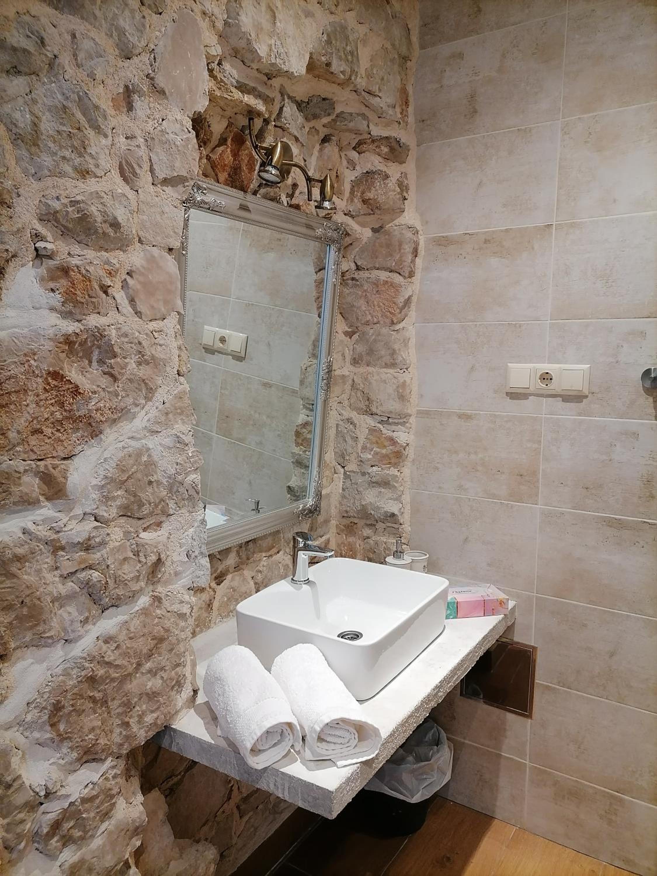 Standard Triple Room with Sea View - Photo 8