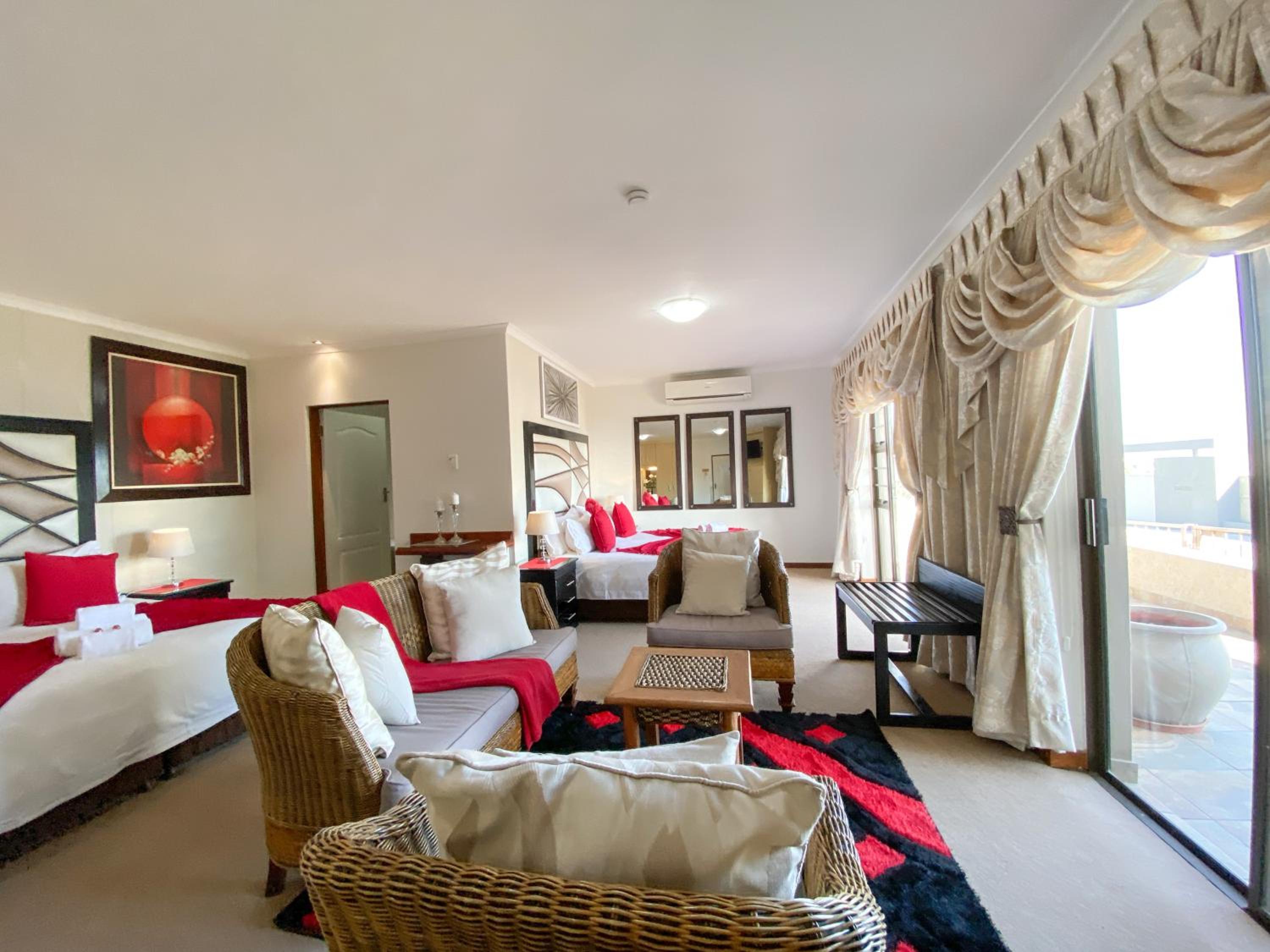 Superior Family Room - Photo 7