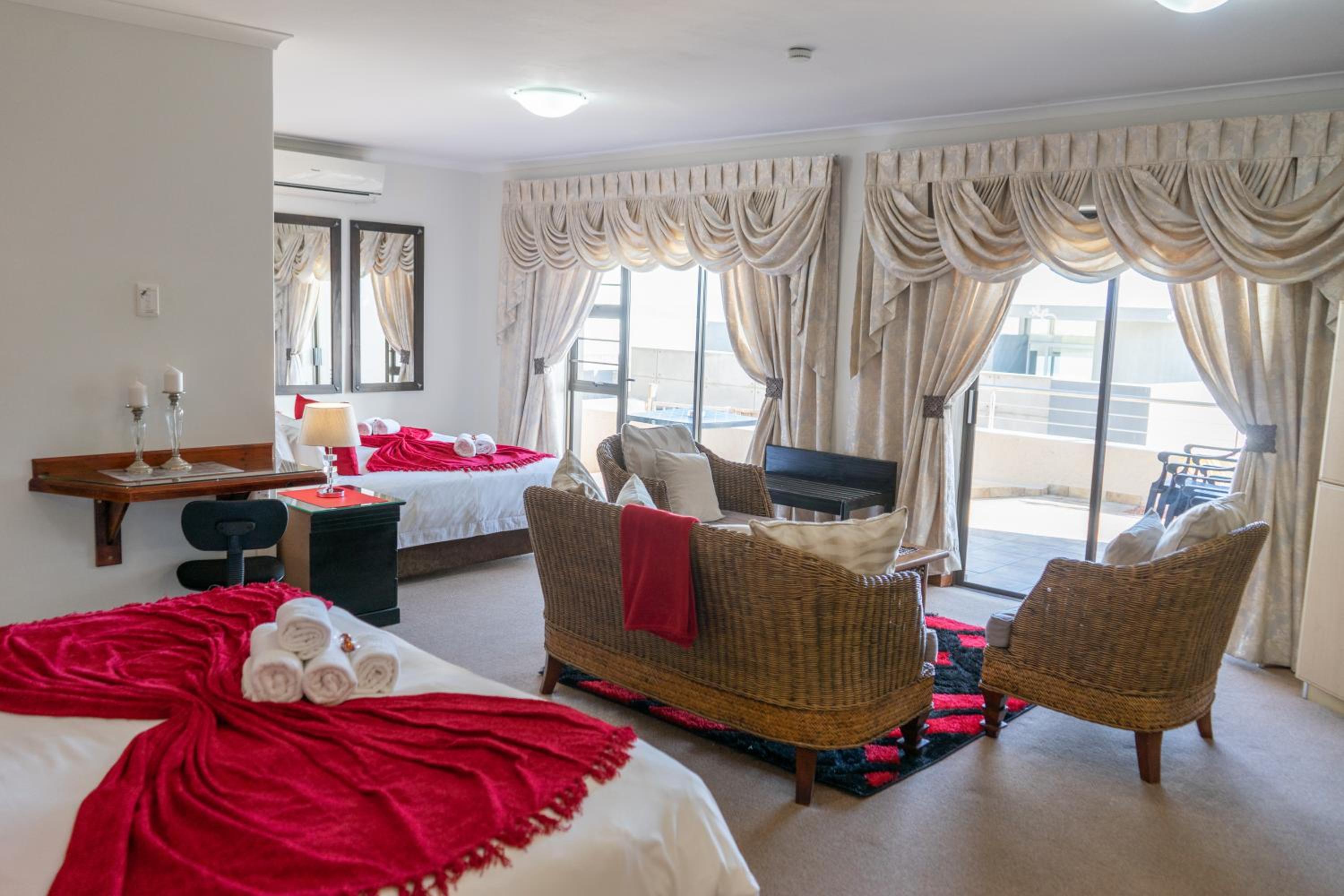 Superior Family Room - Photo 4