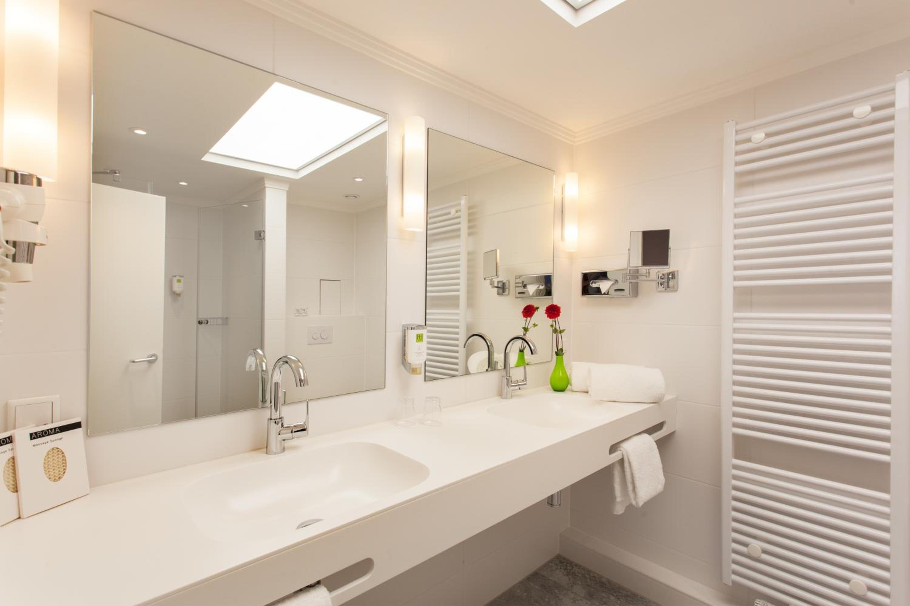 Suite with City View - Photo 8