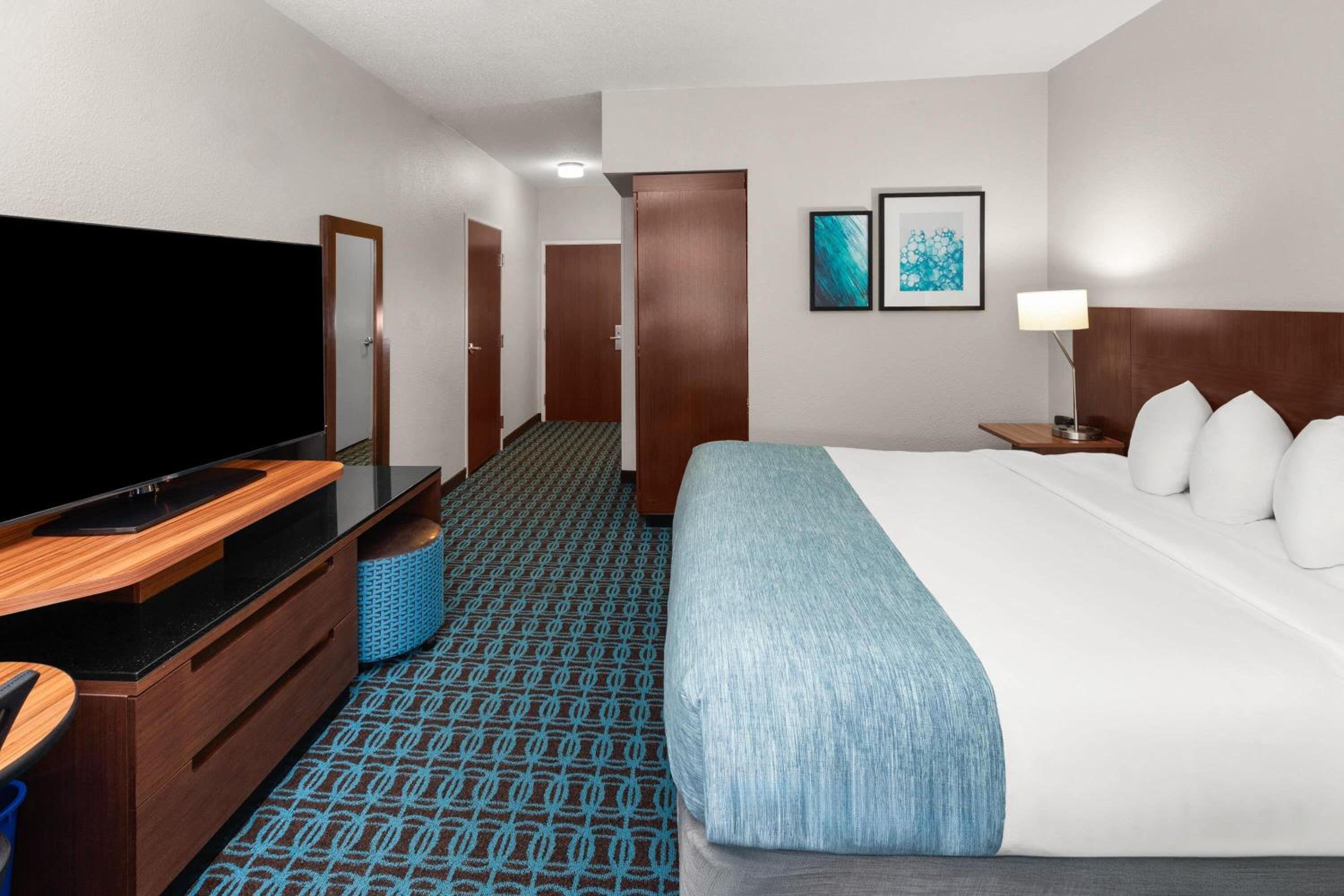 King Room with Mobility Access and Bathtub with Grab Bars, Non-Smoking photo 2
