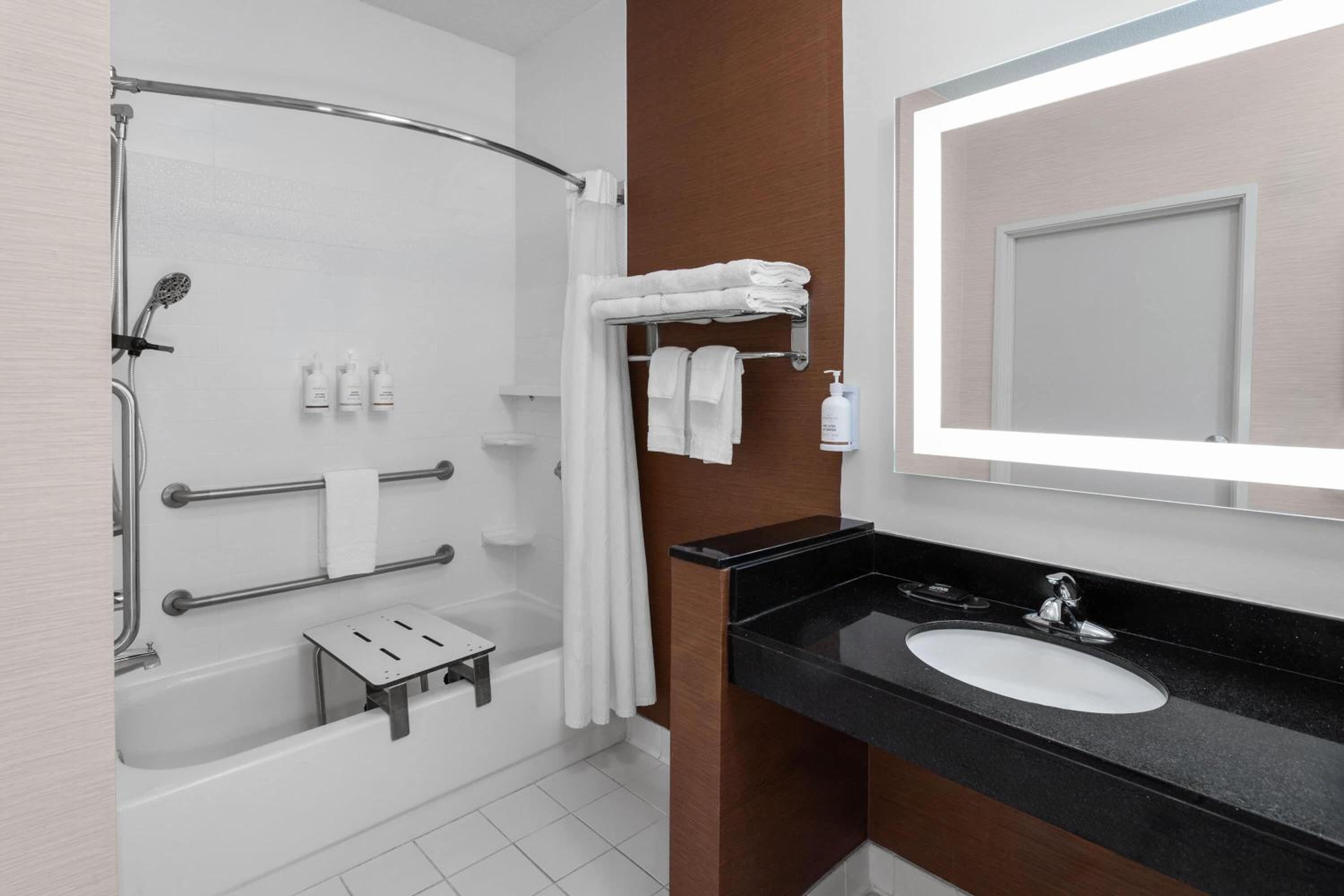 King Room with Mobility Access and Bathtub with Grab Bars, Non-Smoking photo 3