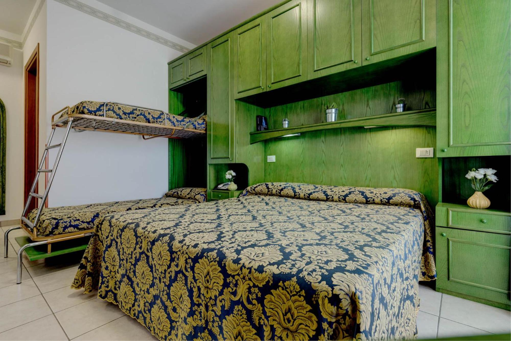 Quadruple Room - Photo 2