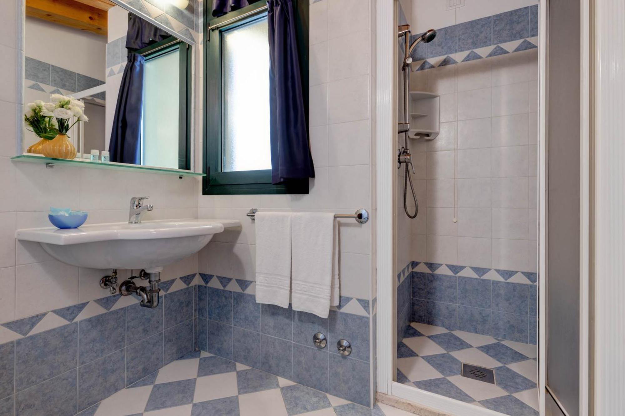 Quadruple Room - Photo 7