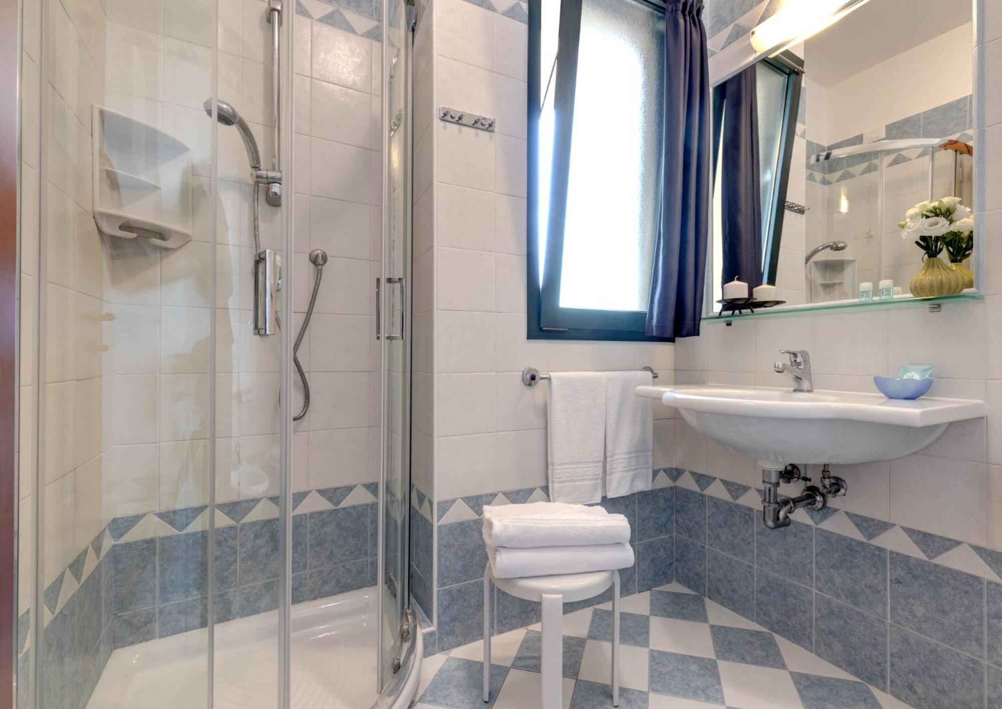 Double or Twin Room - Photo 4
