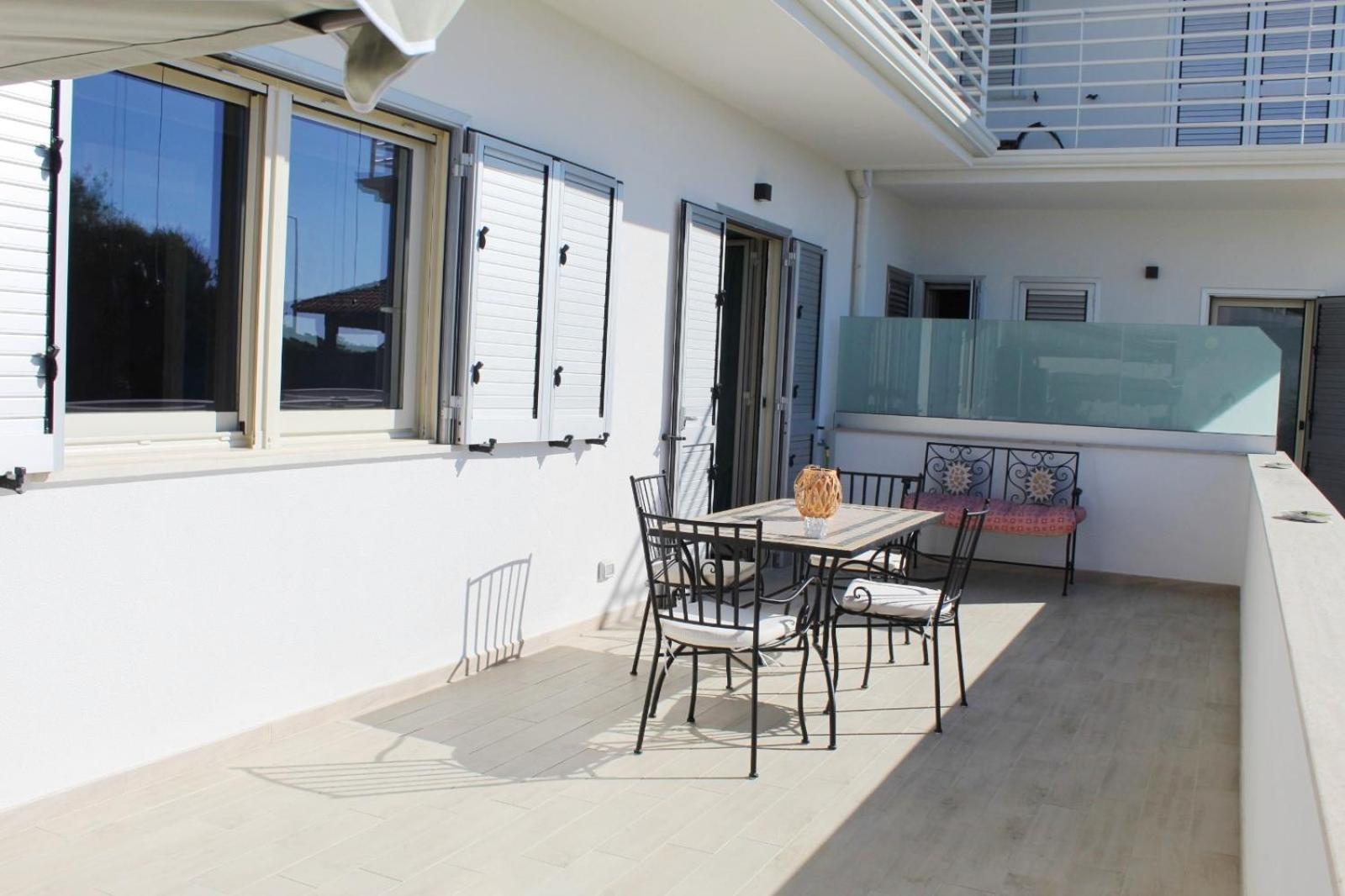 Apartment with Terrace - Photo 23