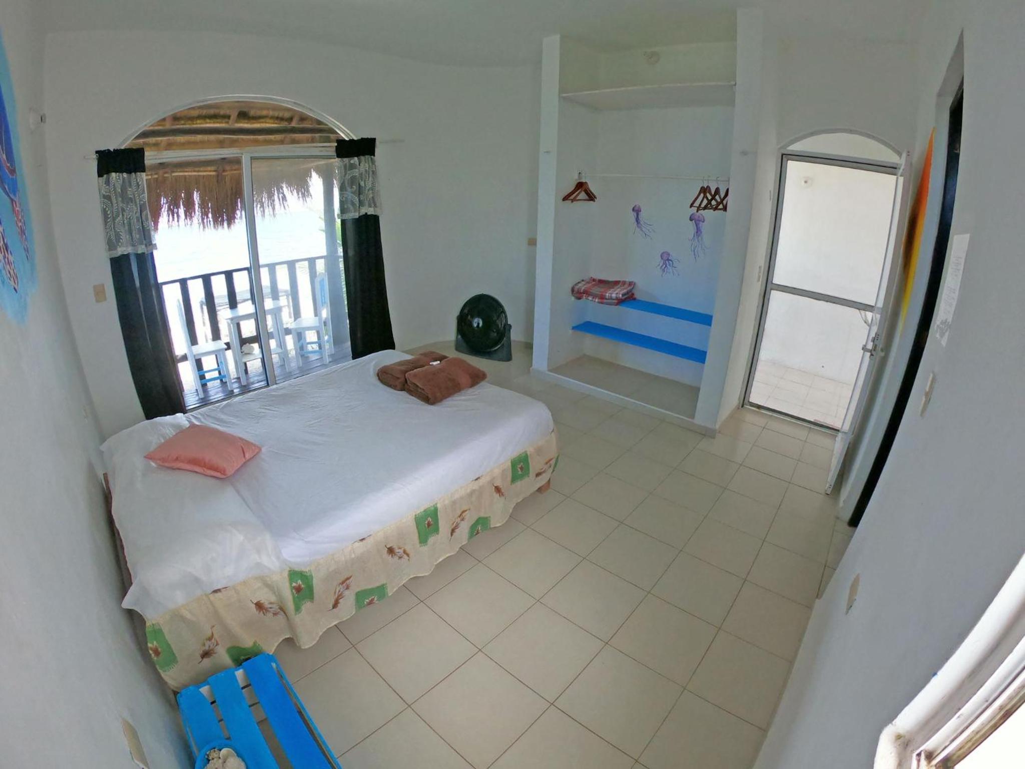 Double Room with Balcony and Sea View - Photo 9