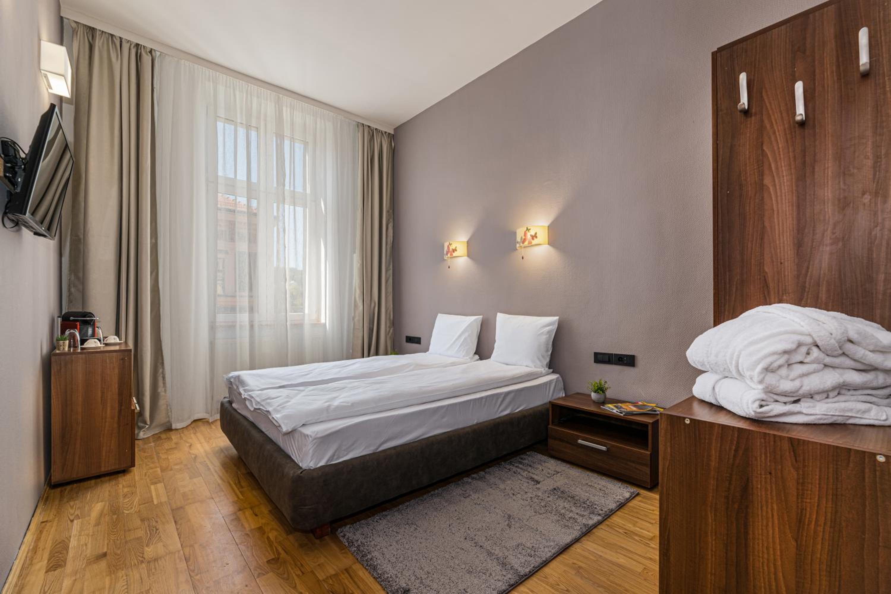 Deluxe Queen Room - Photo 15