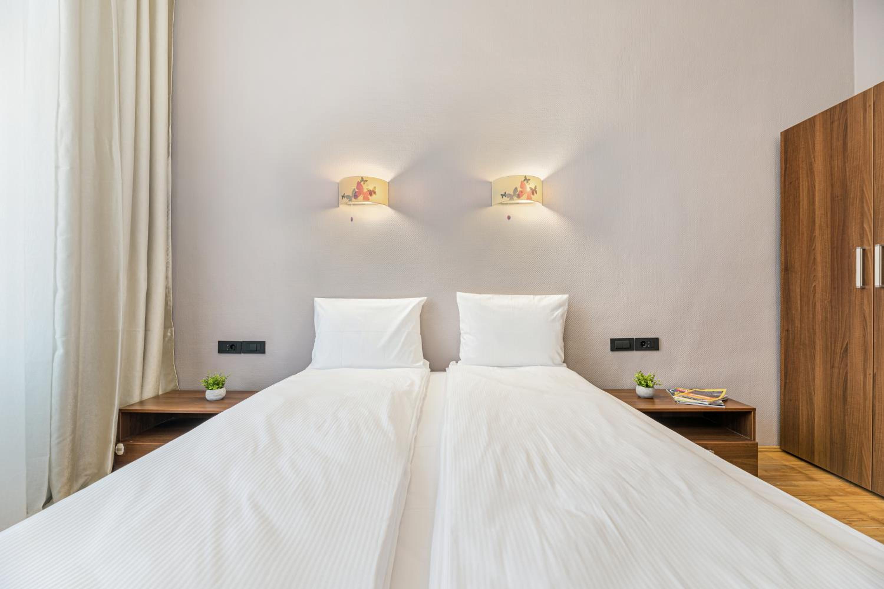 Deluxe Queen Room - Photo 7
