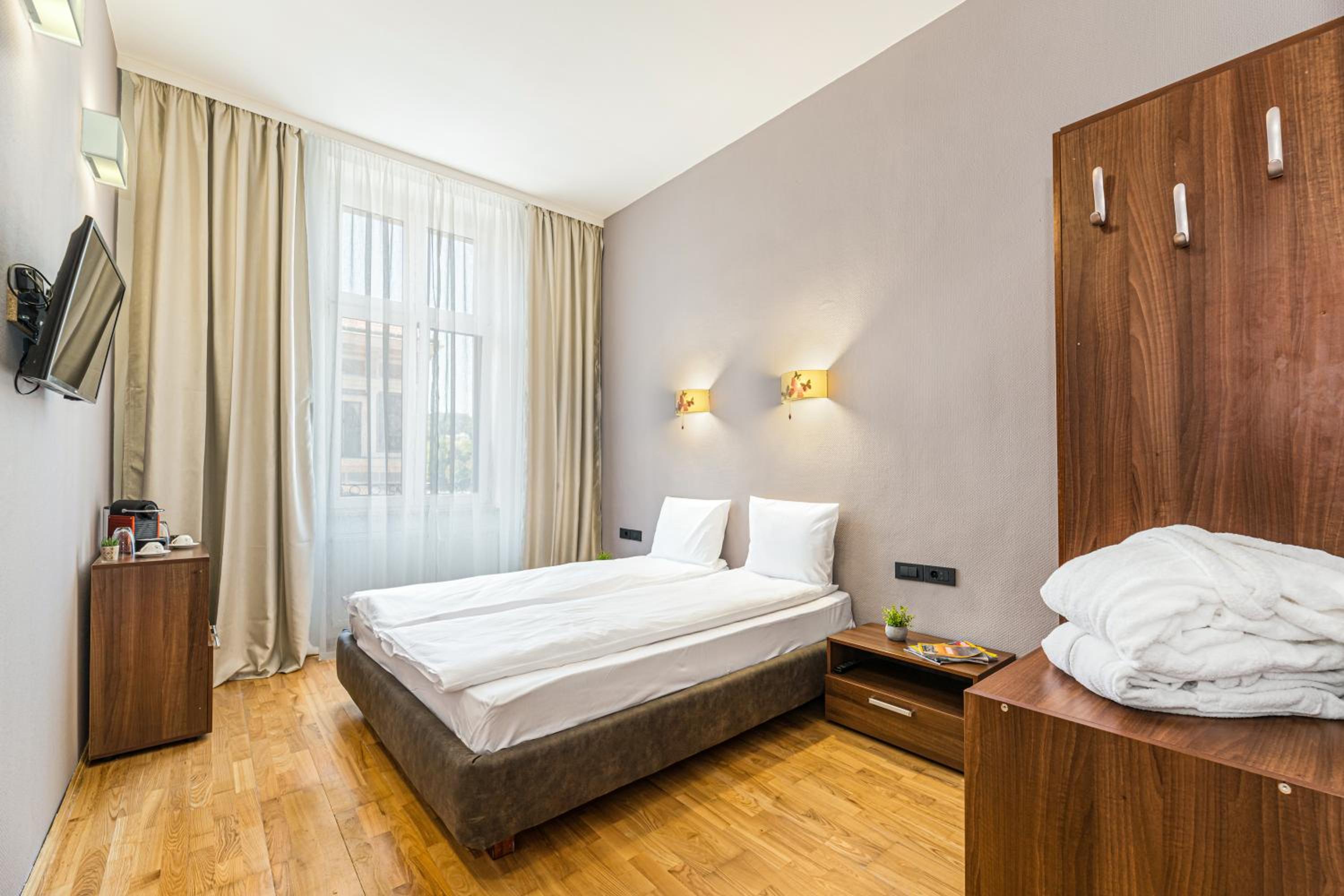 Deluxe Queen Room - Photo 13