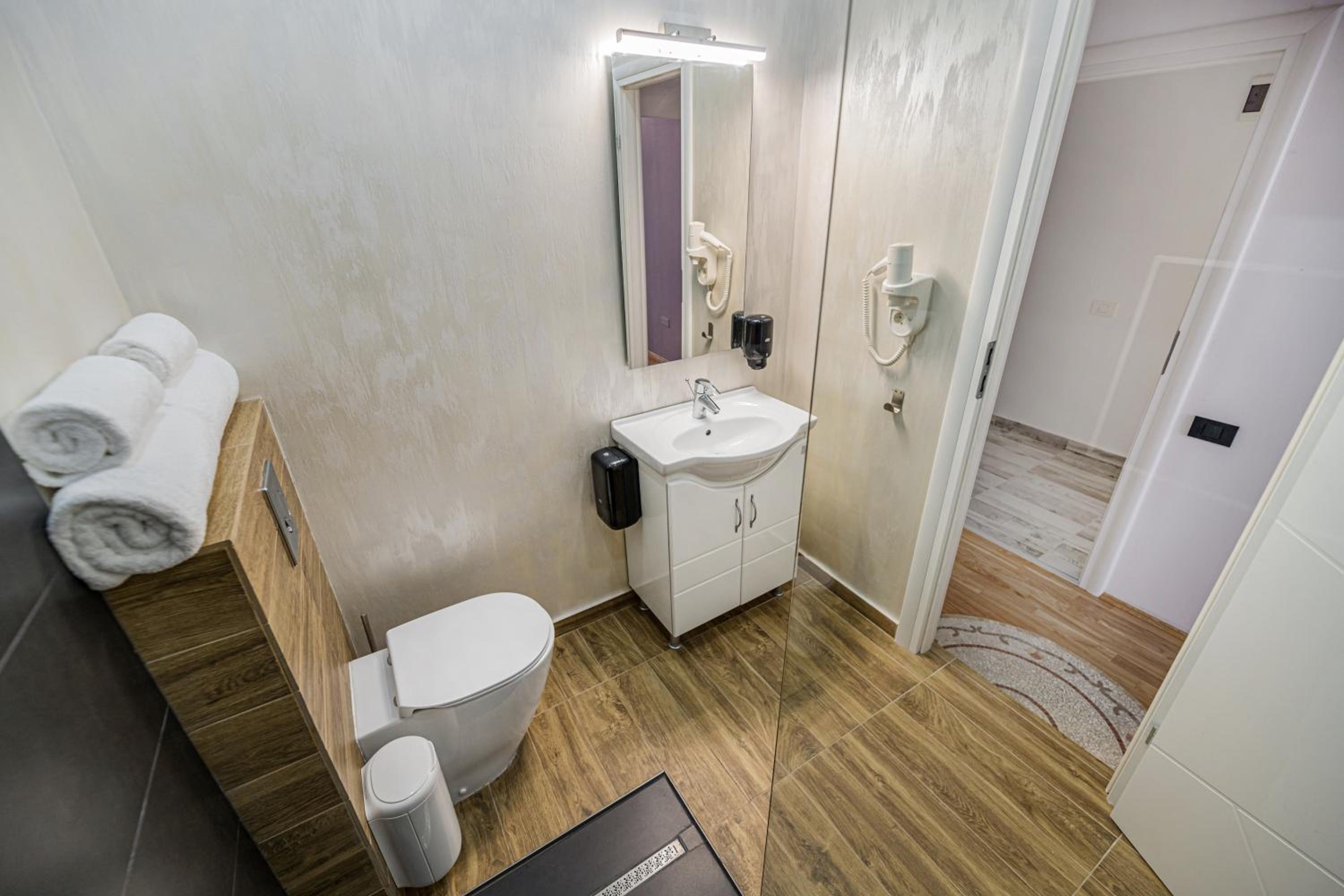 Deluxe Queen Room - Photo 12