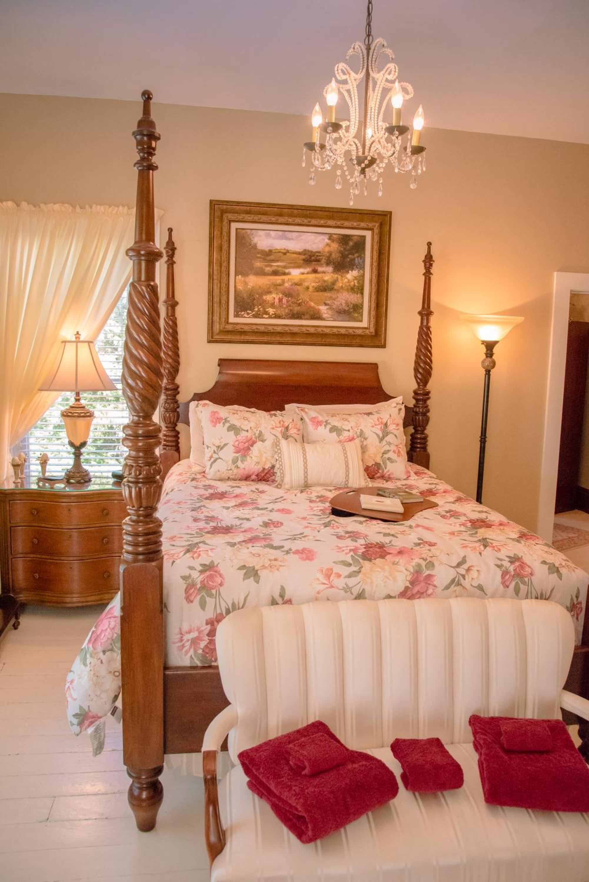 Deluxe Queen Suite photo 3