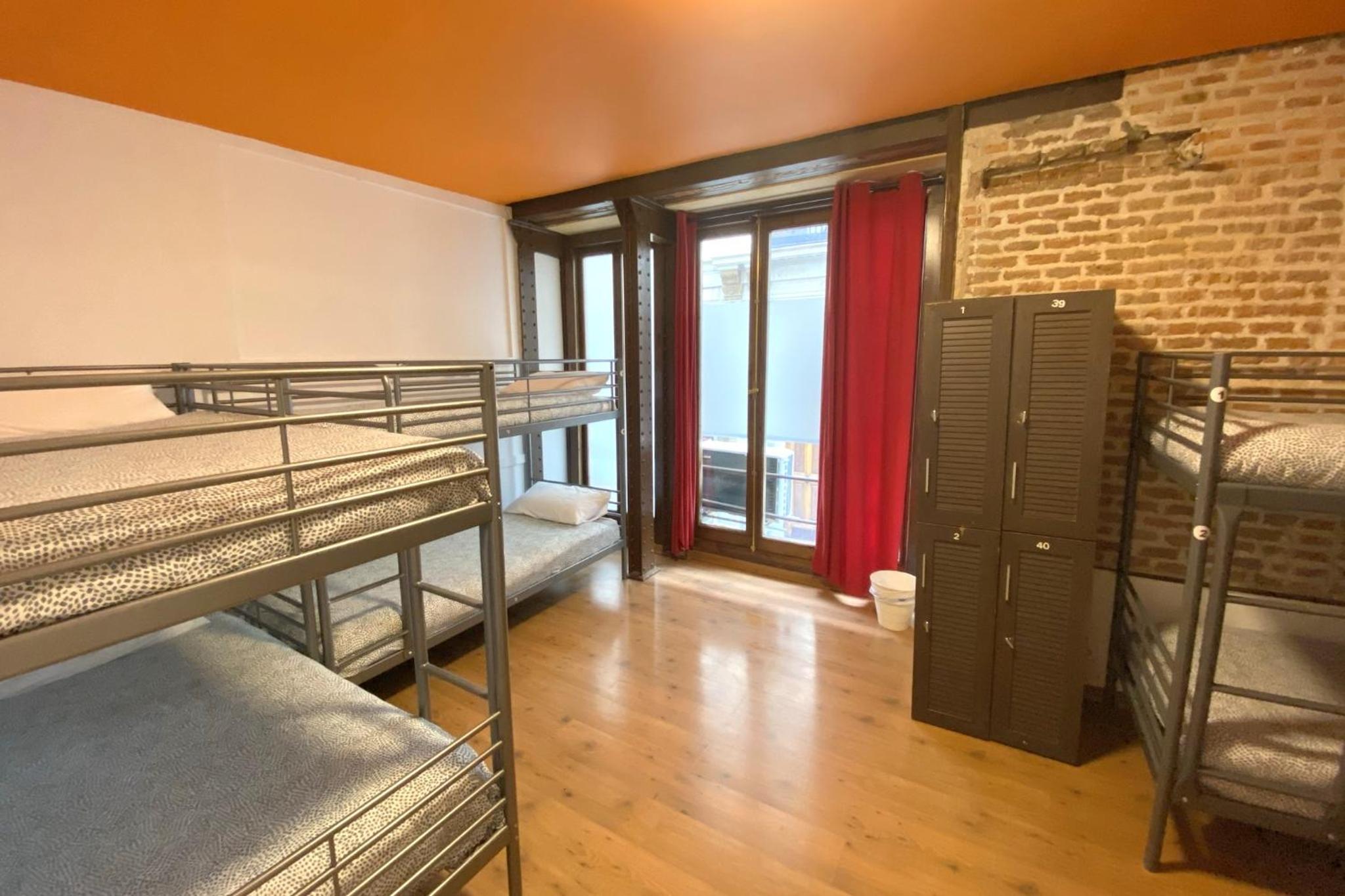 Bed in 4-Bed Mixed Dormitory Room photo 2