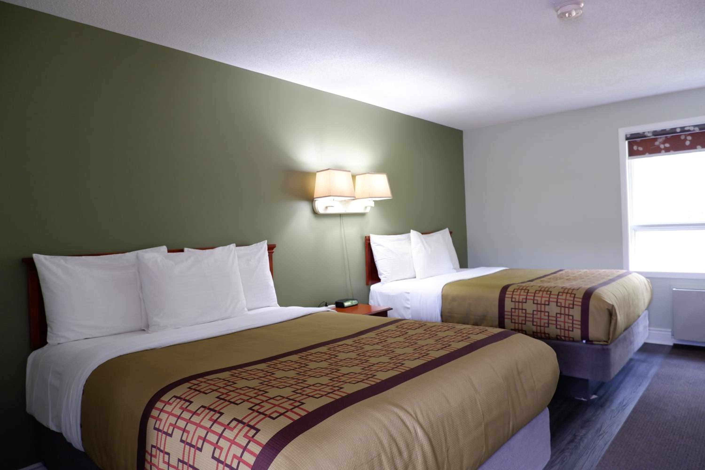 Queen Room with Two Queen Beds photo 3