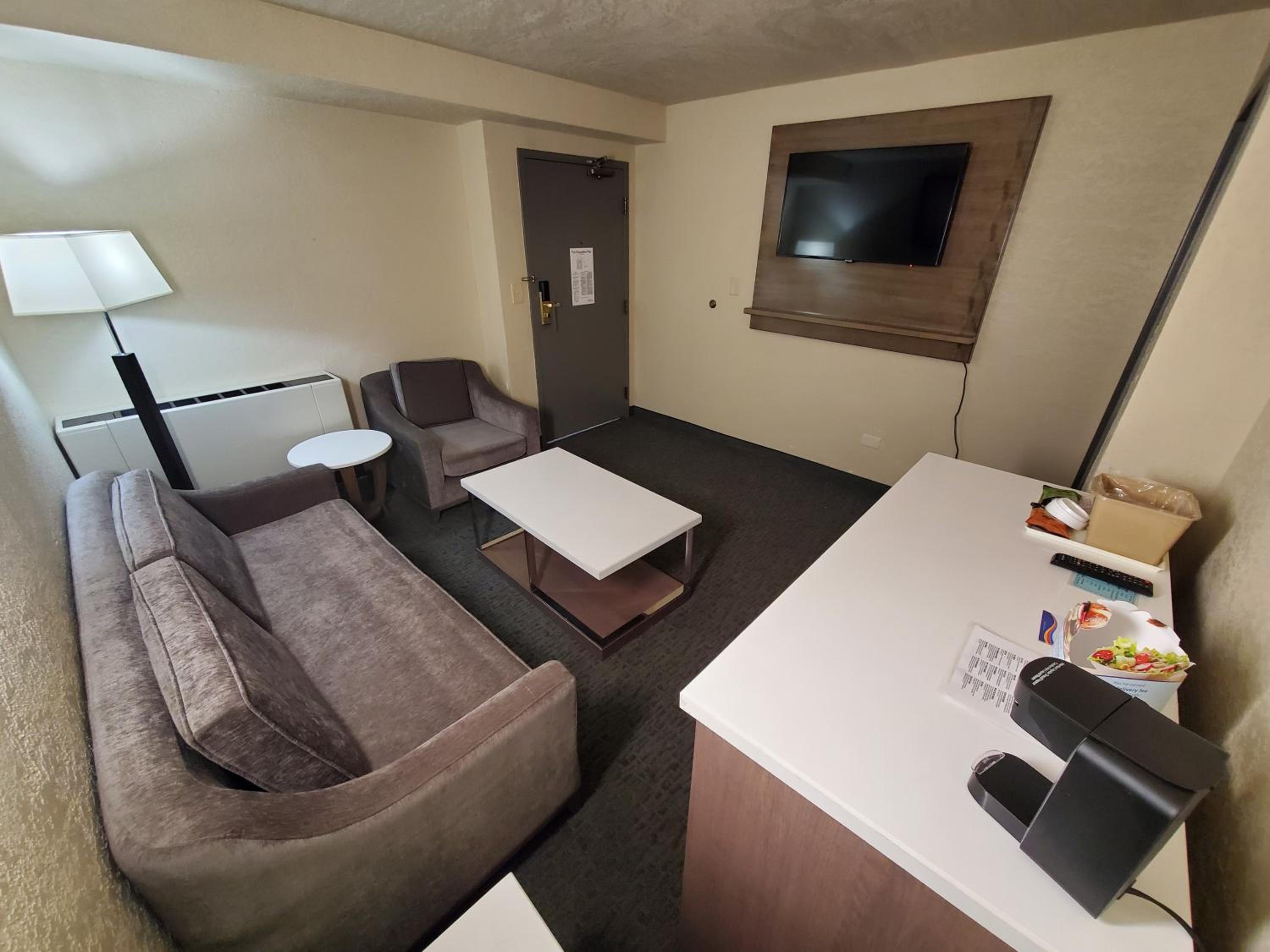 One-Bedroom Superior King Suite - Non-Smoking - Photo 7