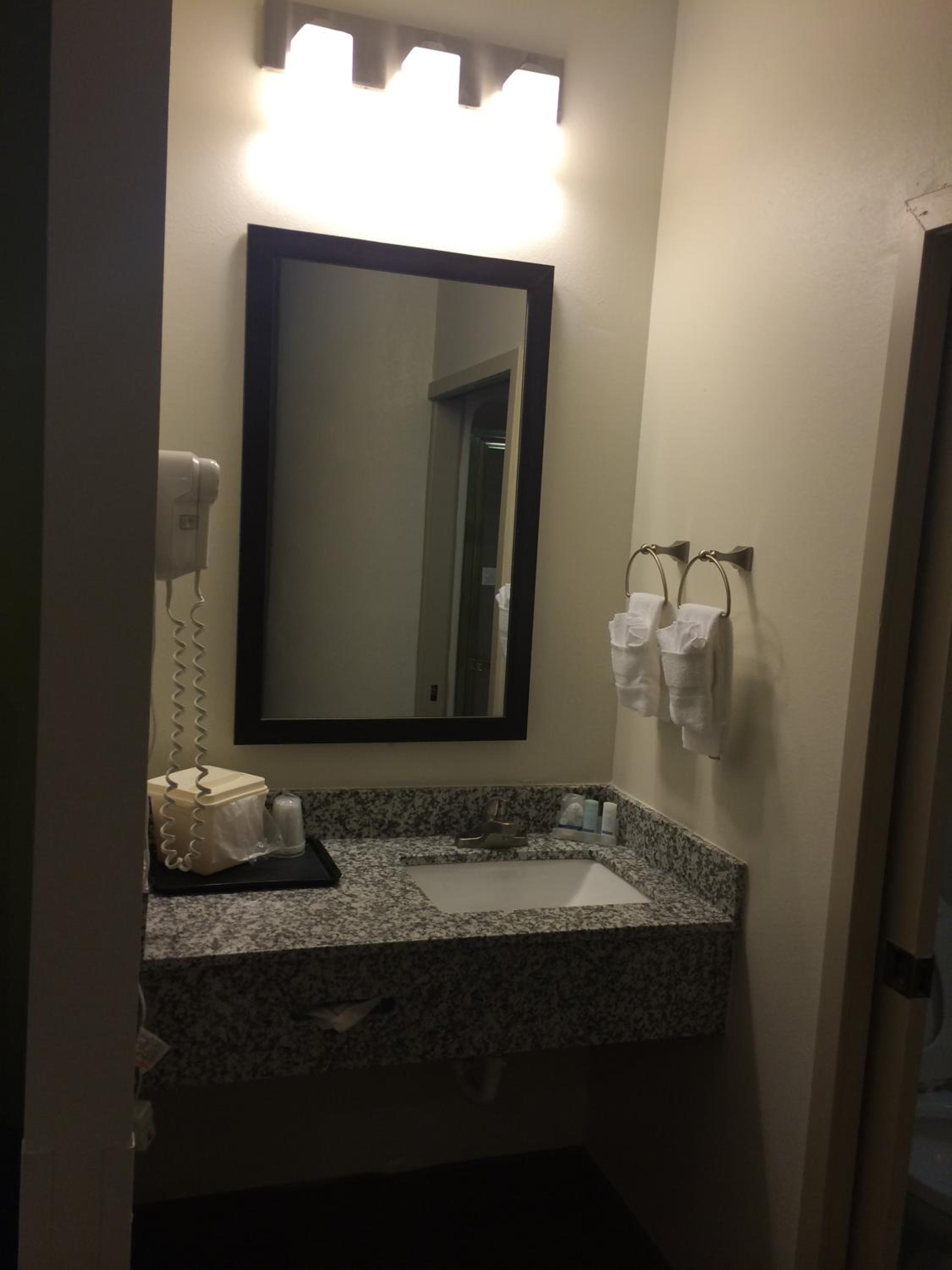 Standard Queen Room with Two Queen Beds - Non-Smoking - Photo 6