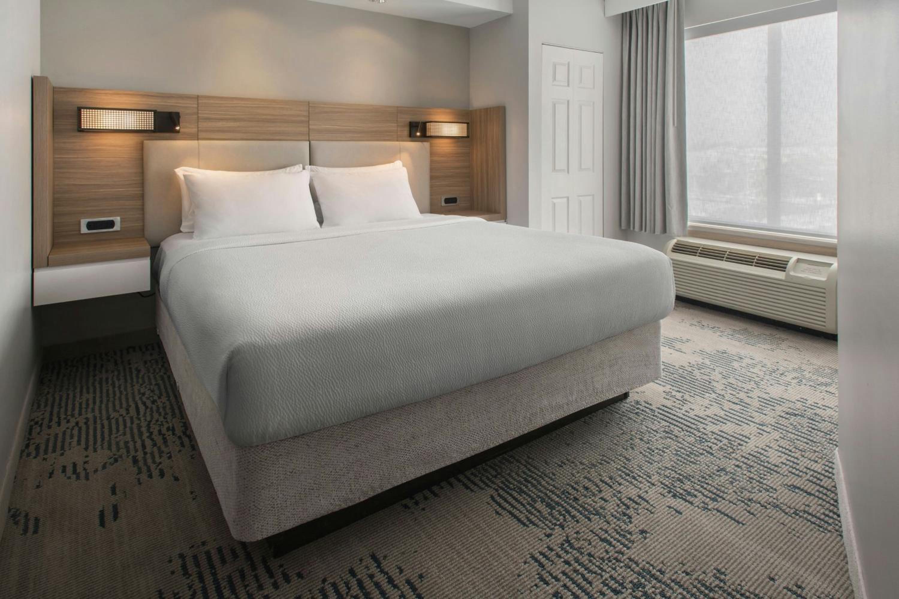 King Suite with Bathtub and Trundle Sofa - Mobility Access/Hearing Accessible