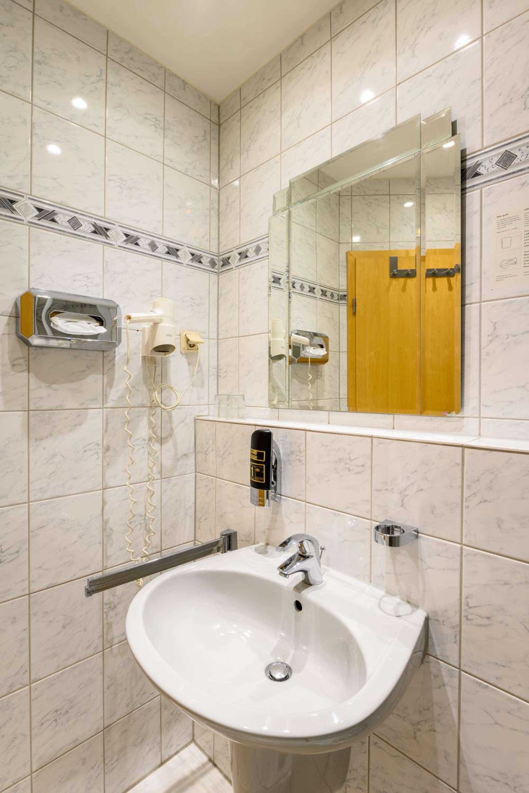 Double Room - Photo 6