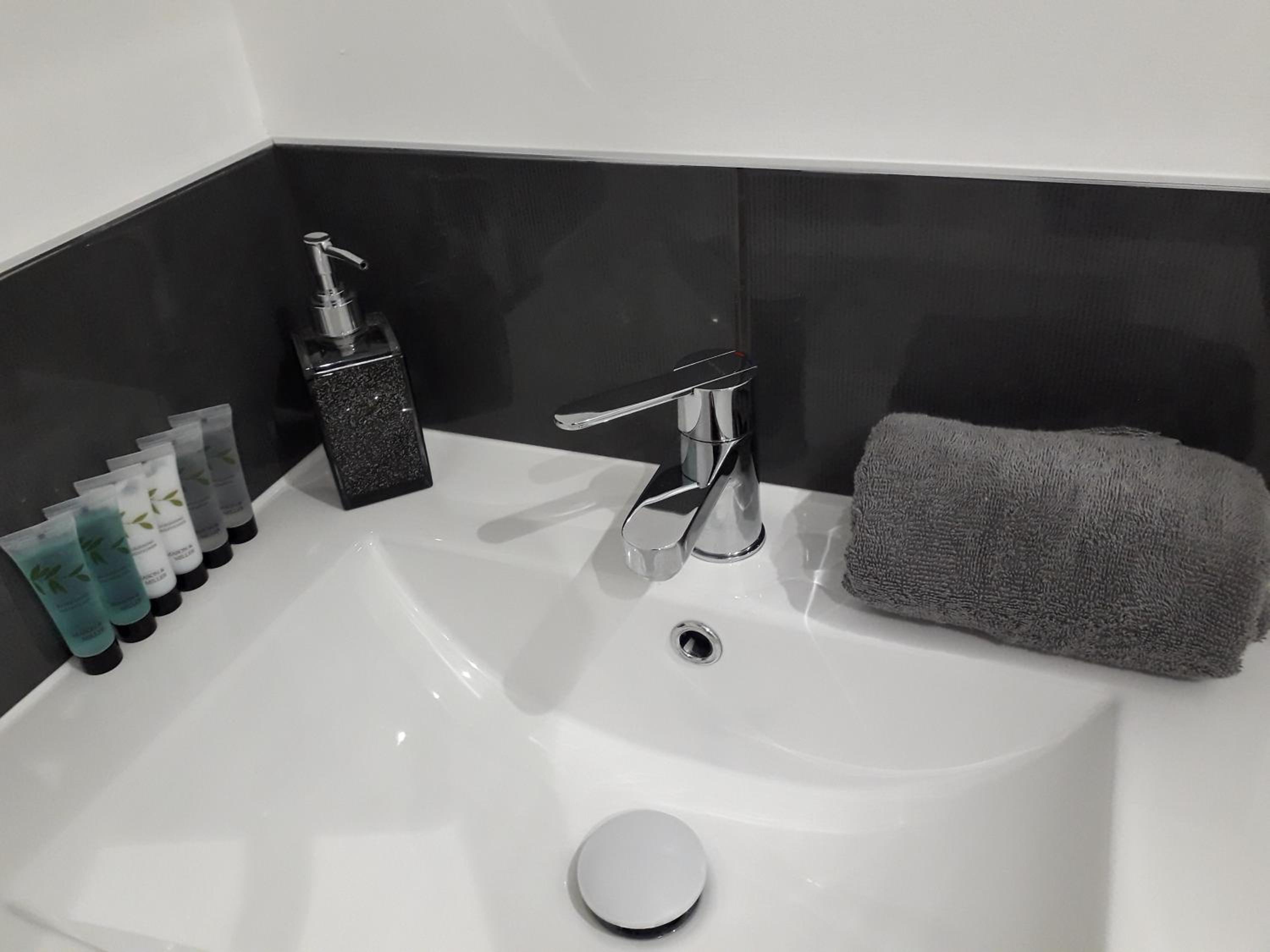 Two-Bedroom House - Photo 14