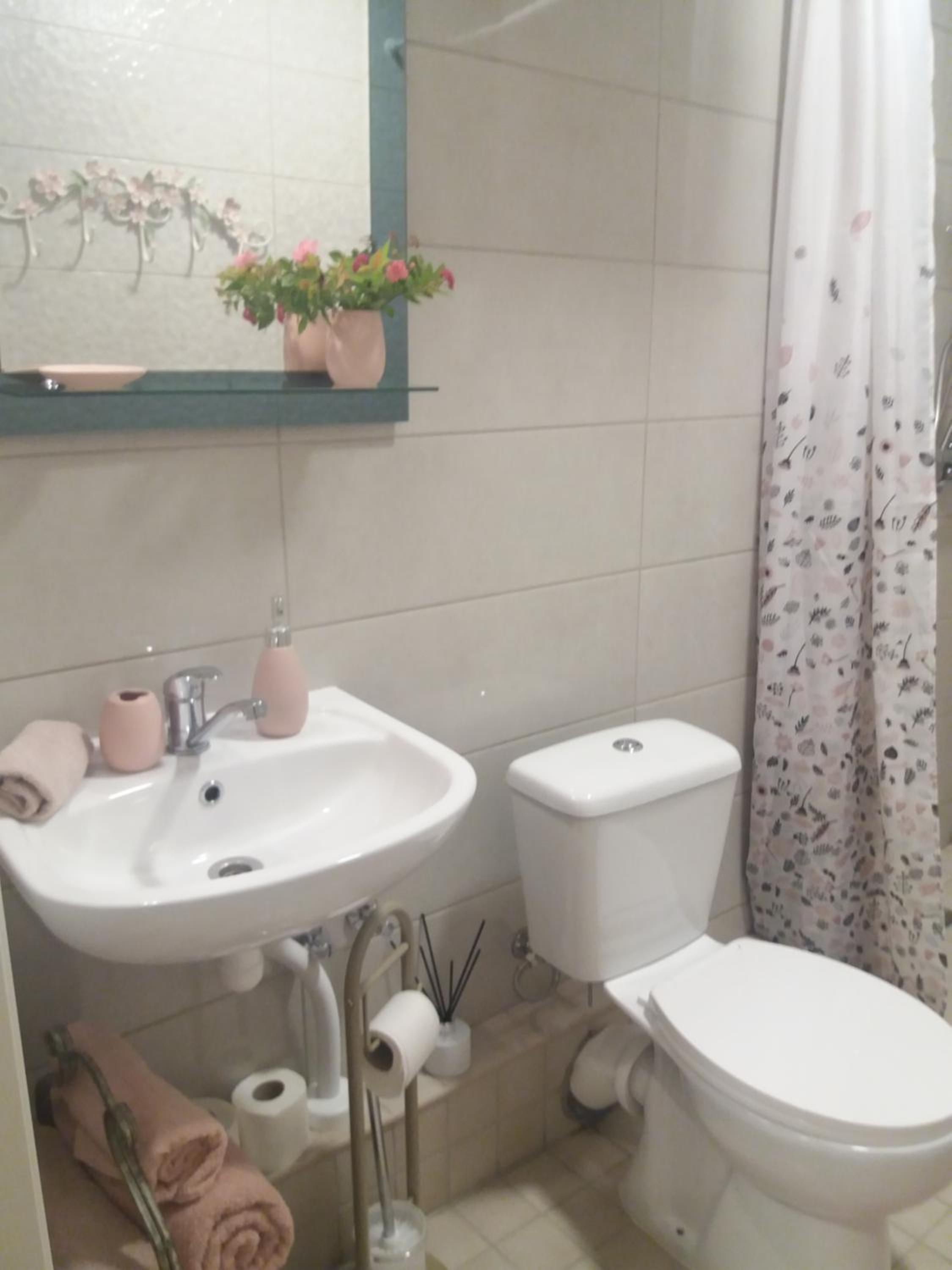 Family Room with Private Bathroom - Photo 2