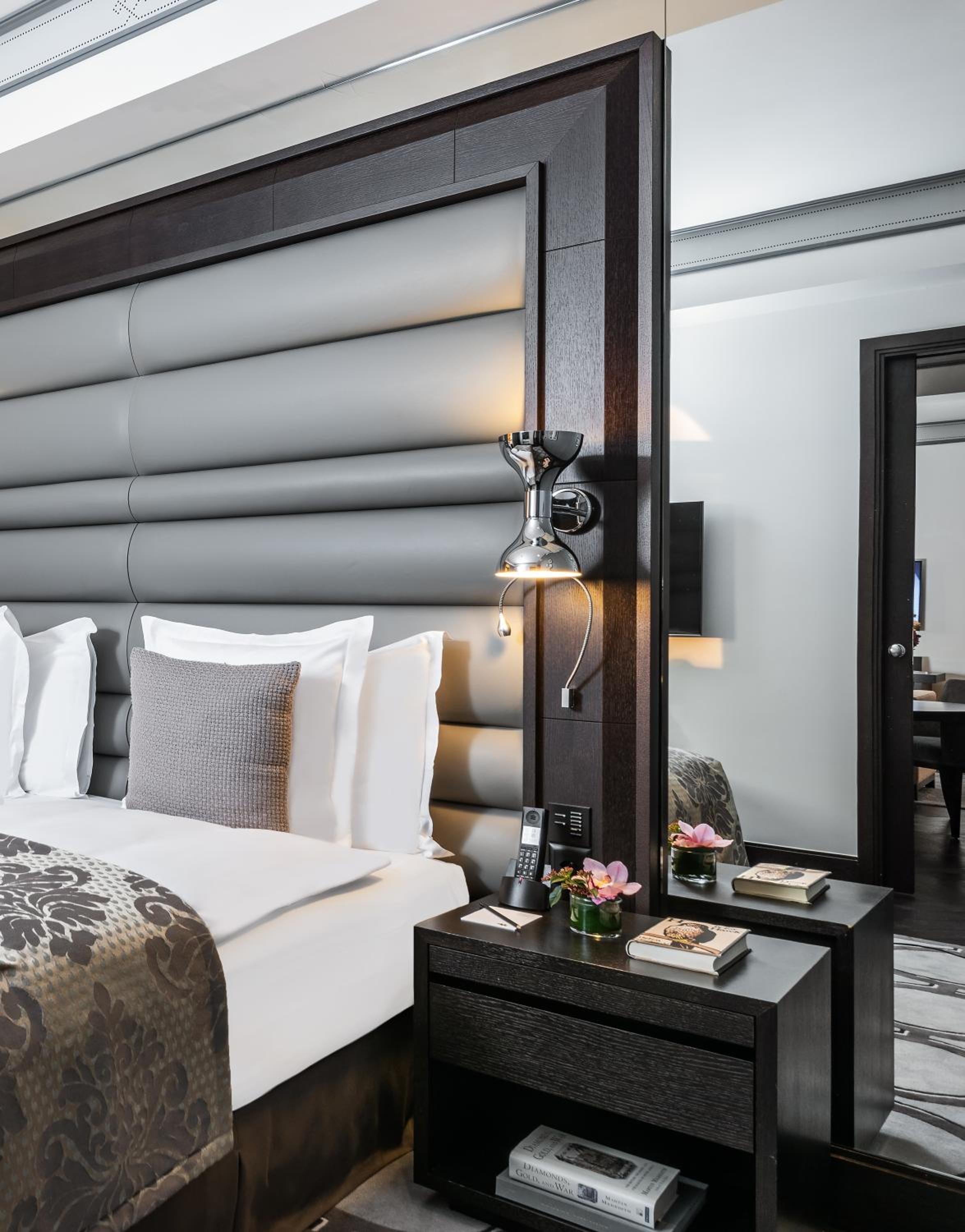 Savoy Executive Suite with Lake View thumbnail 5