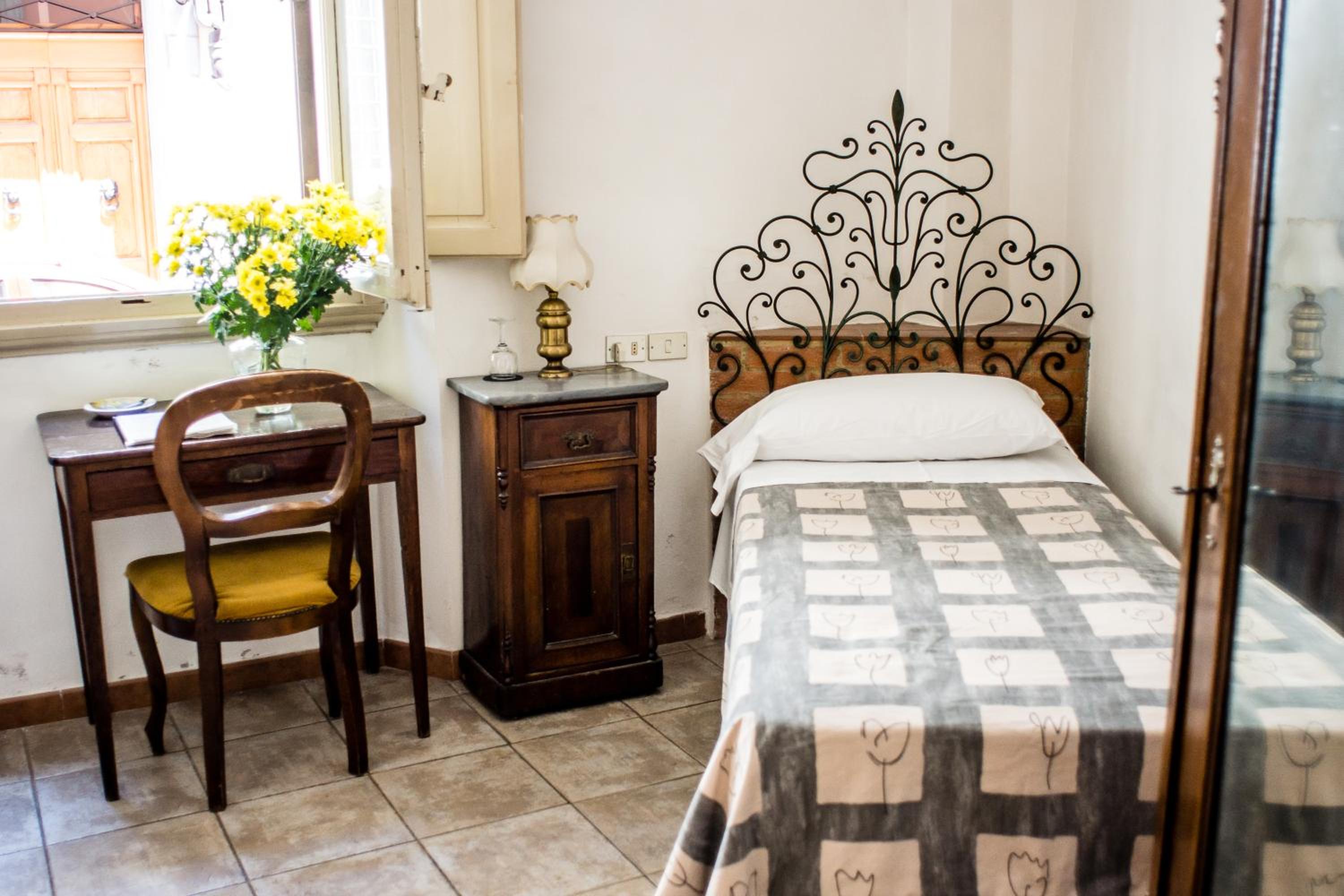 Basic Single Room with Shared Bathroom