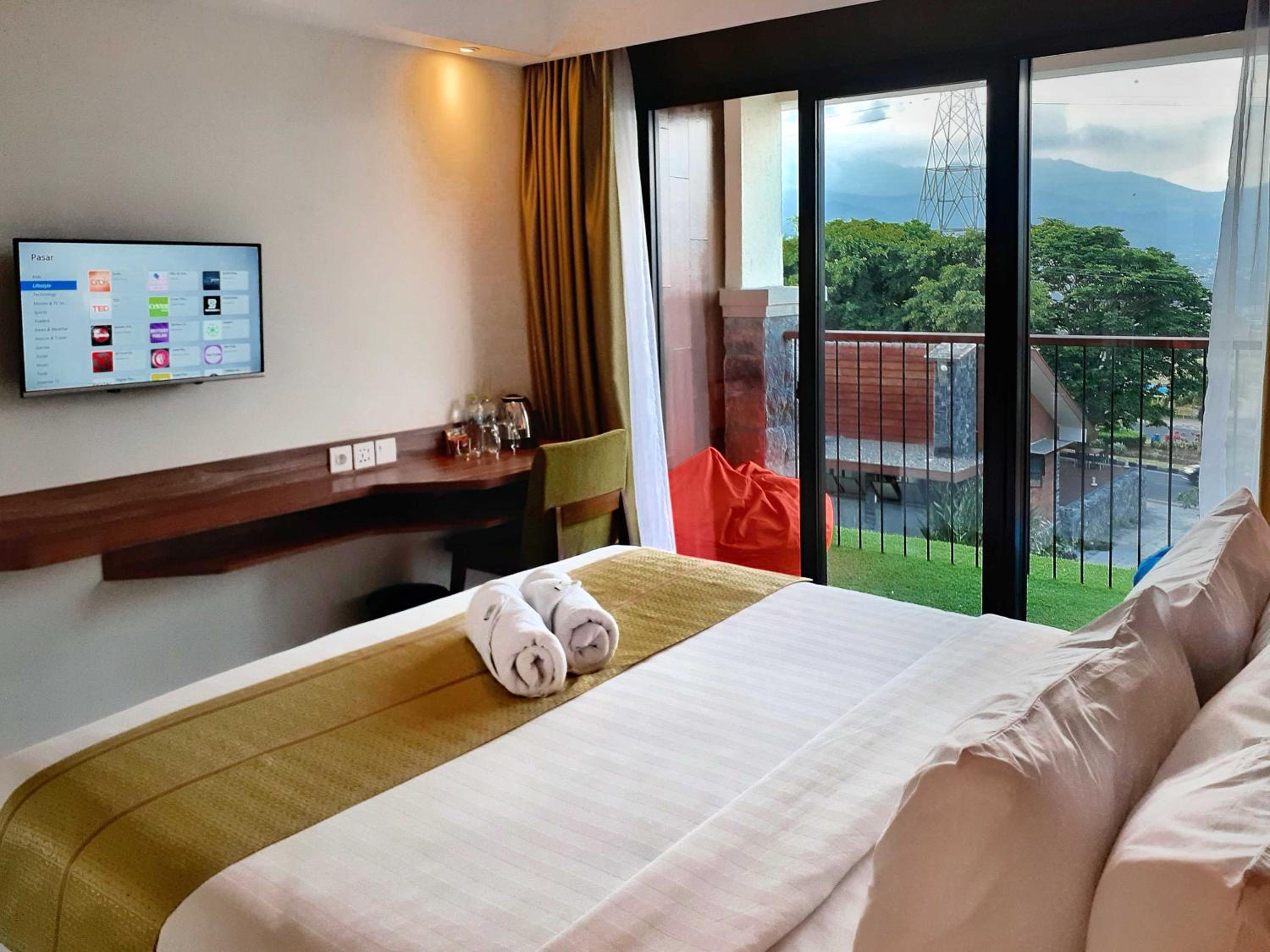 Superior King Room with Balcony and City View photo 2