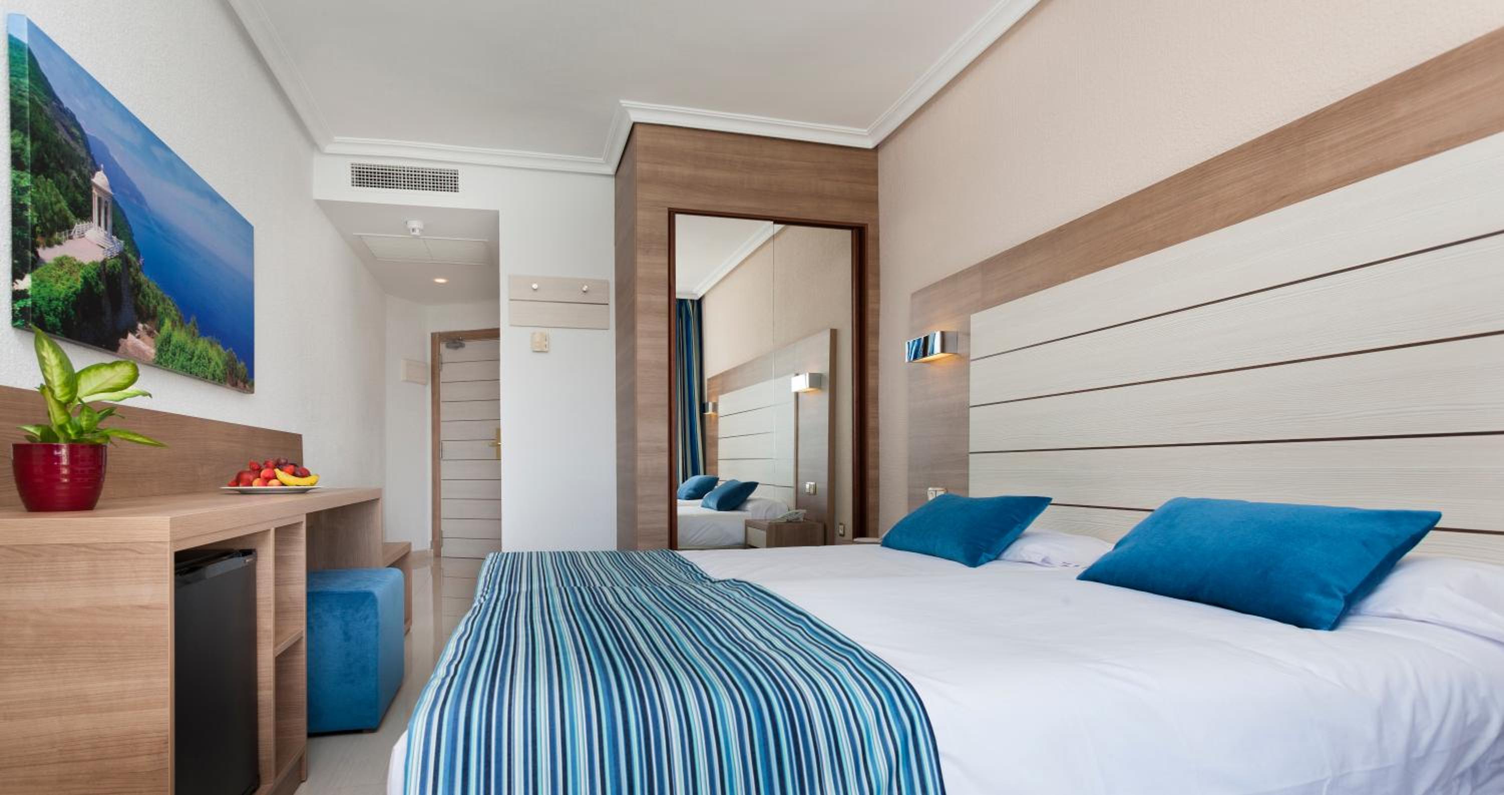 Habitación Doble con Cama Extra y Vista al Mar (3 Adultos)