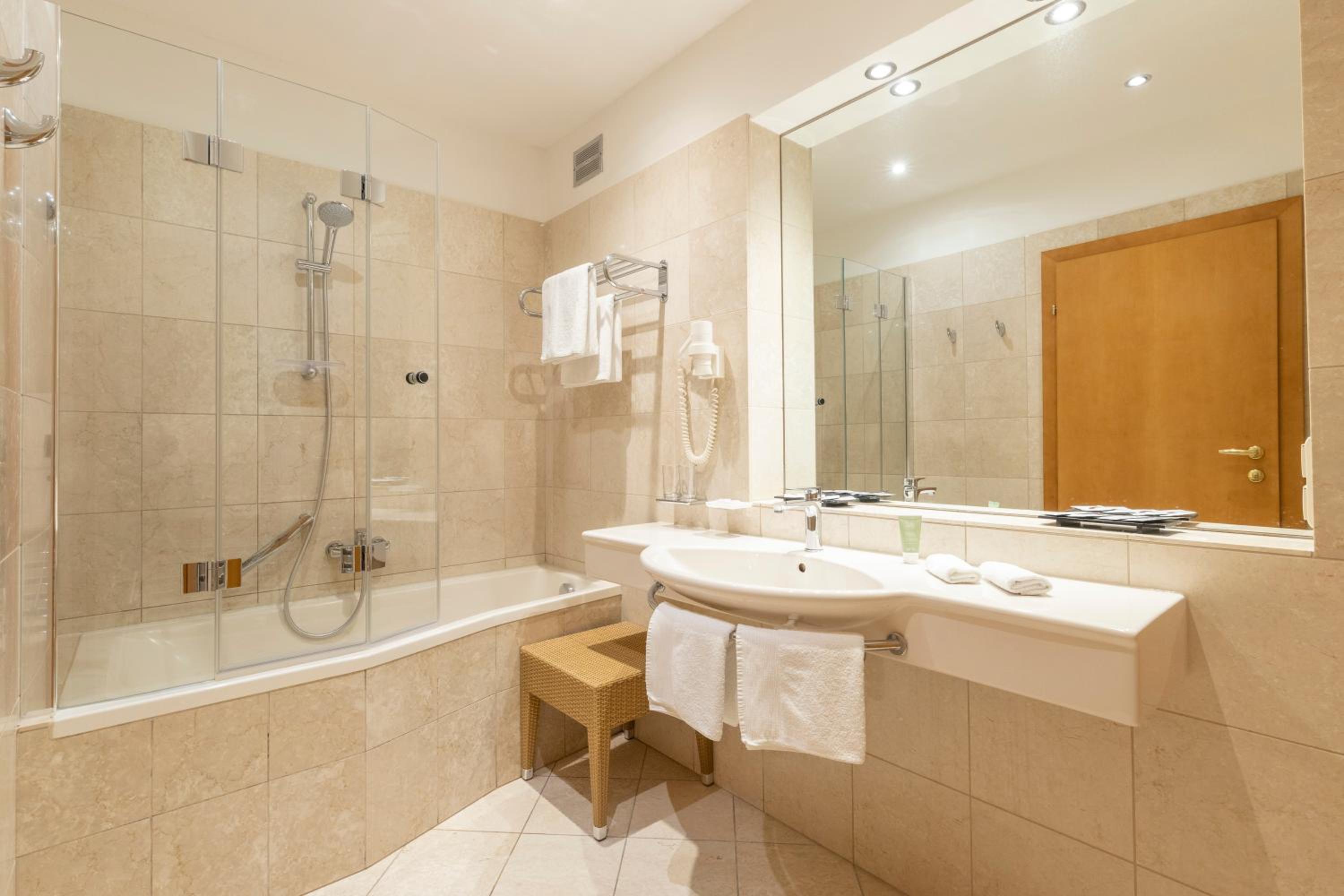 Junior Suite with Balcony - Photo 4