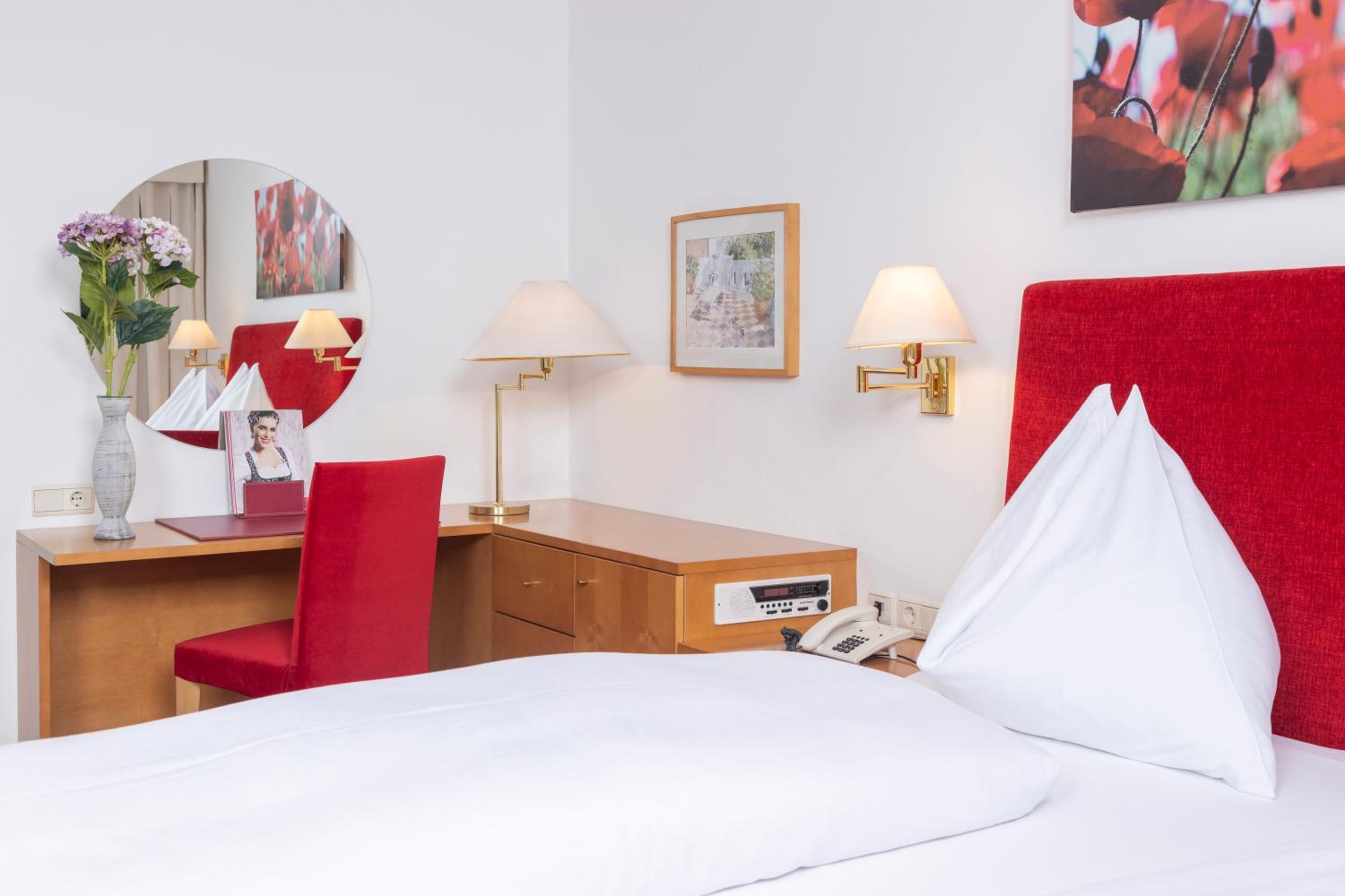 Junior Suite with Balcony - Photo 2