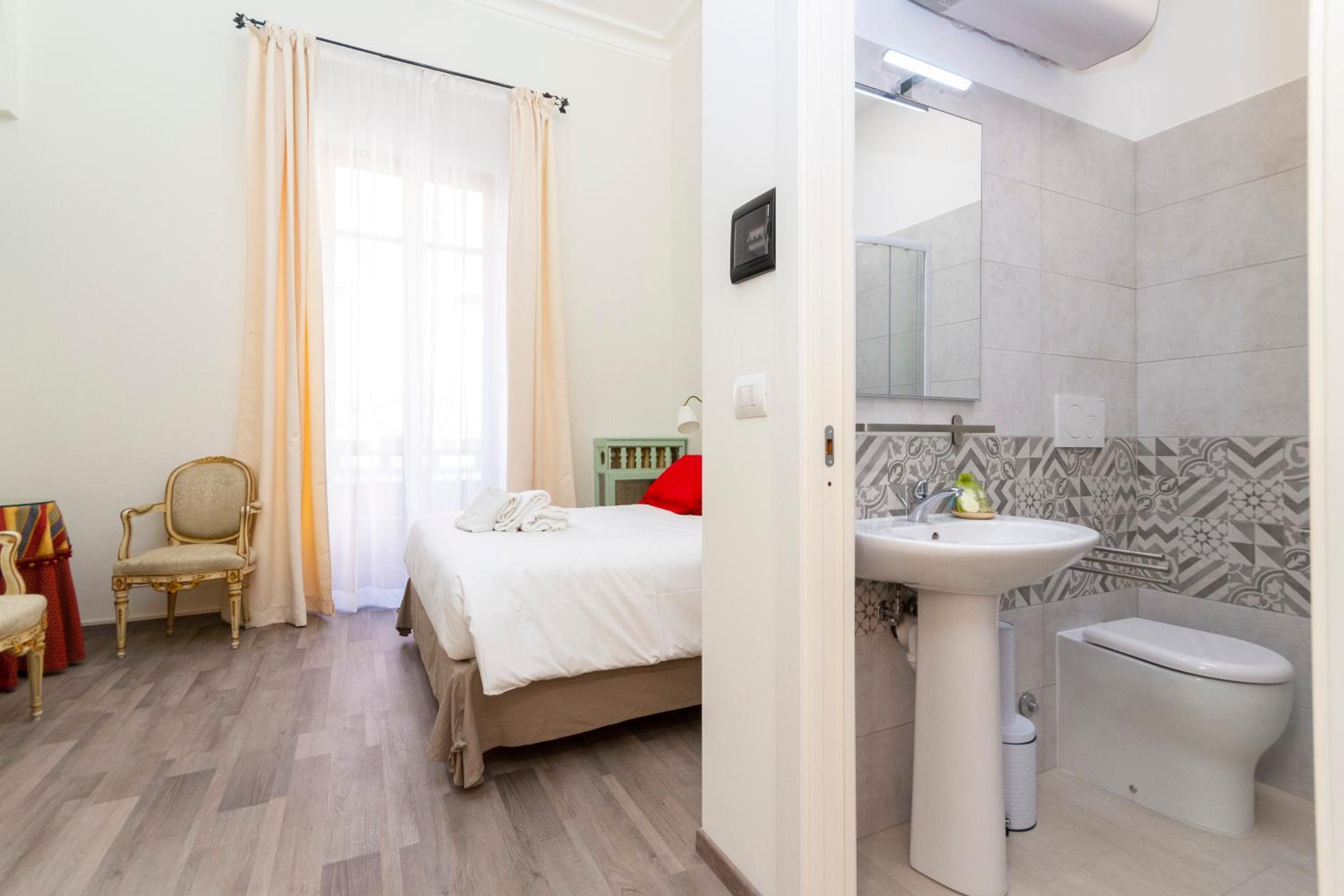 Double Room with Private Bathroom - Photo 1